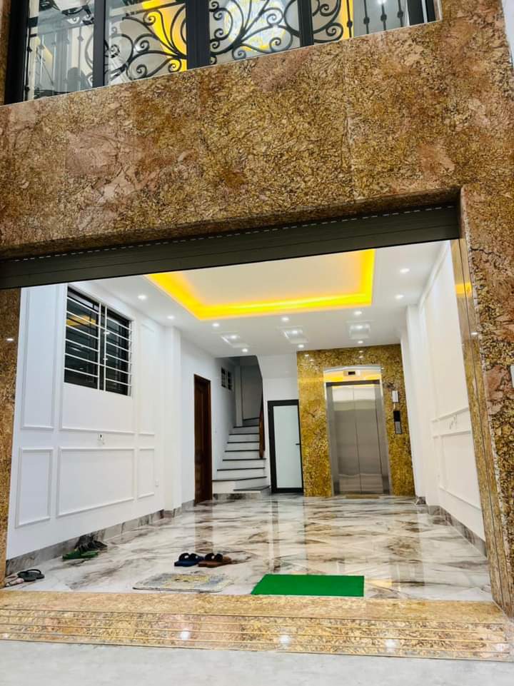 Hiện Em Đang Cần Bán 1 Căn Nhà 40m2, 6 Tầng Thang Máy Gara Ô Tô Phố Nguyễn Ngọc Nại, Giá Chỉ Hơn 8 Tỷ.