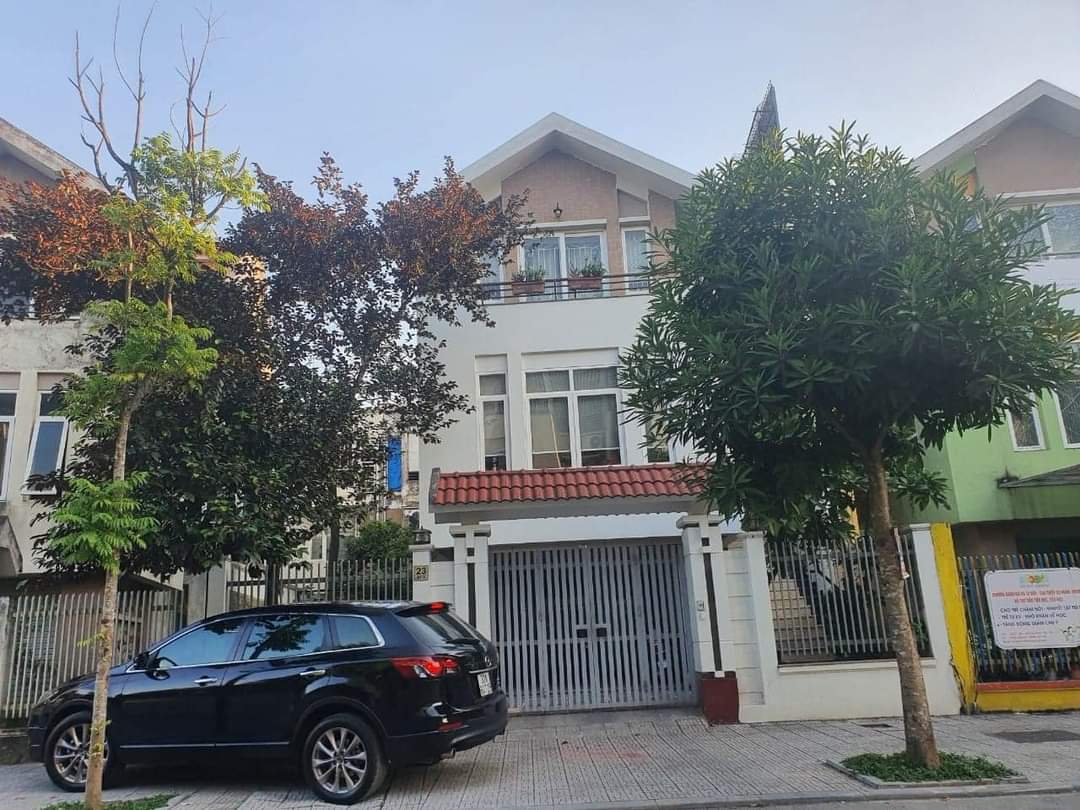 Siêu biệt biệt thự nằm giữa trung tâm khu đô thị Văn Phú với diện tích sổ lên tới 215m2 nở hậu