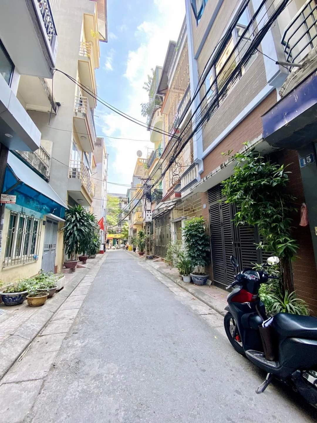 9.5 TỶ - PHÂN LÔ Ô TÔ TRÁNH DỪNG ĐỖ - KINH DOANH - NHÀ BÁN PHỐ 8/3 - HAI BÀ TRƯNG. - Nhà 55m2, 4 tầng. - Vị trí đẹp thuộc khu phân lô bàn cờ phố 8/3.