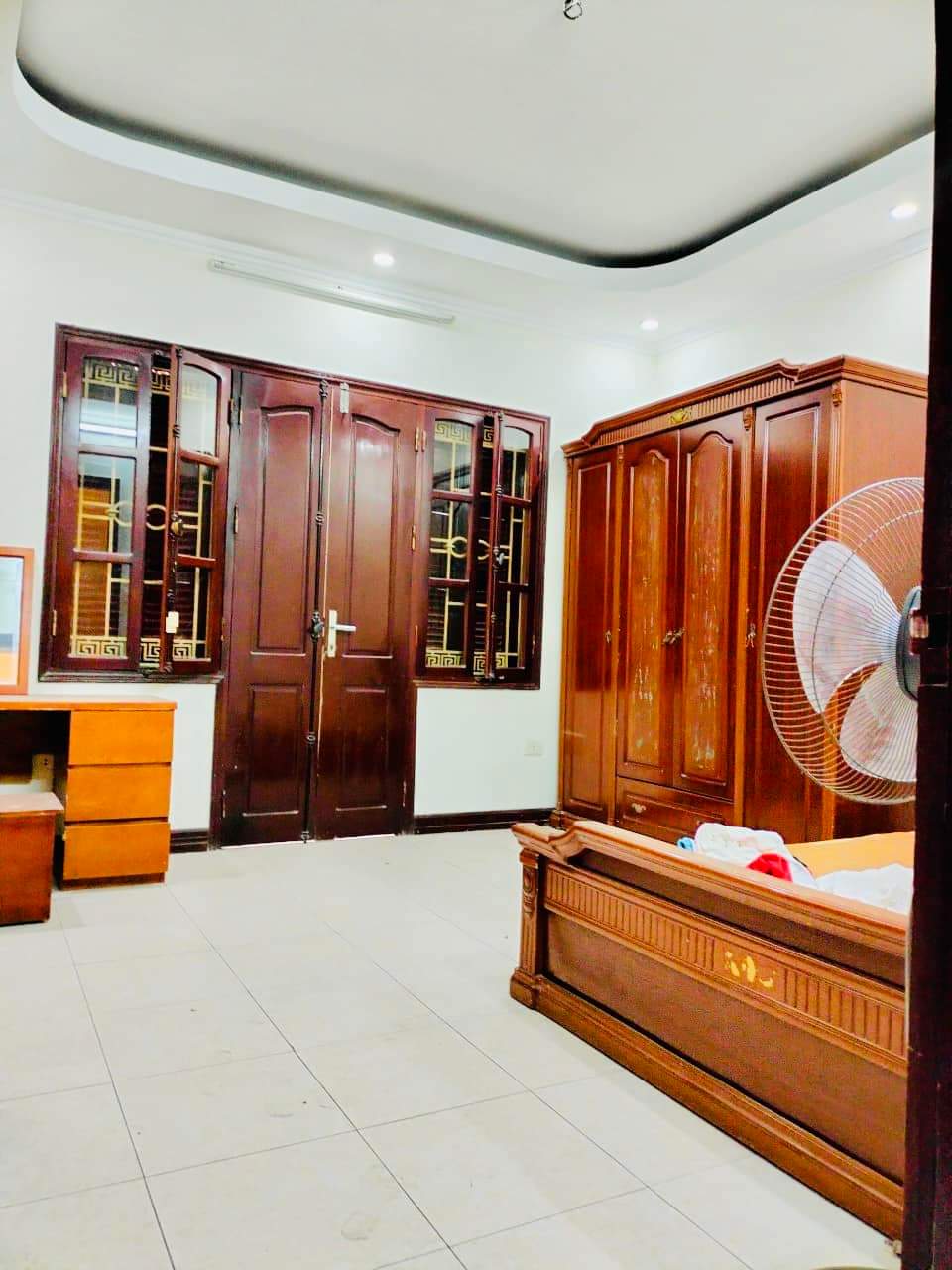 KINH DOANH SẦM UẤT, MẶT PHỐ TRẦN QUỐC HOÀN, ÔTÔ ĐỖ CỬA.