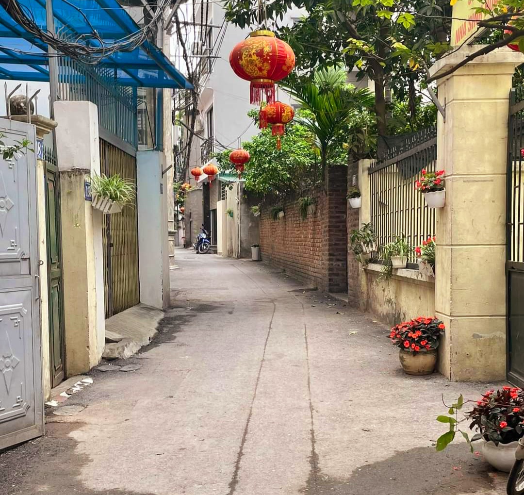 Nhà riêng sát MẶT PHỐ đi bộ Trịnh Công Sơn, ngõ thông, ô tô 7 chỗ đỗ cửa