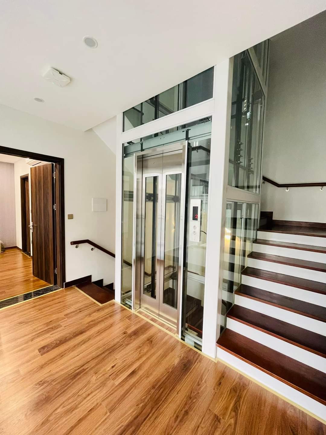 CỰC VIP PHỐ HOÀNG CẦU _ĐẲNG CẤP NHẤT QUẬN ĐỐNG ĐA. Ô TÔ TRÁNH- VỈA HÈ- THANG MÁY - GARA - NGÕ THÔNG- CH