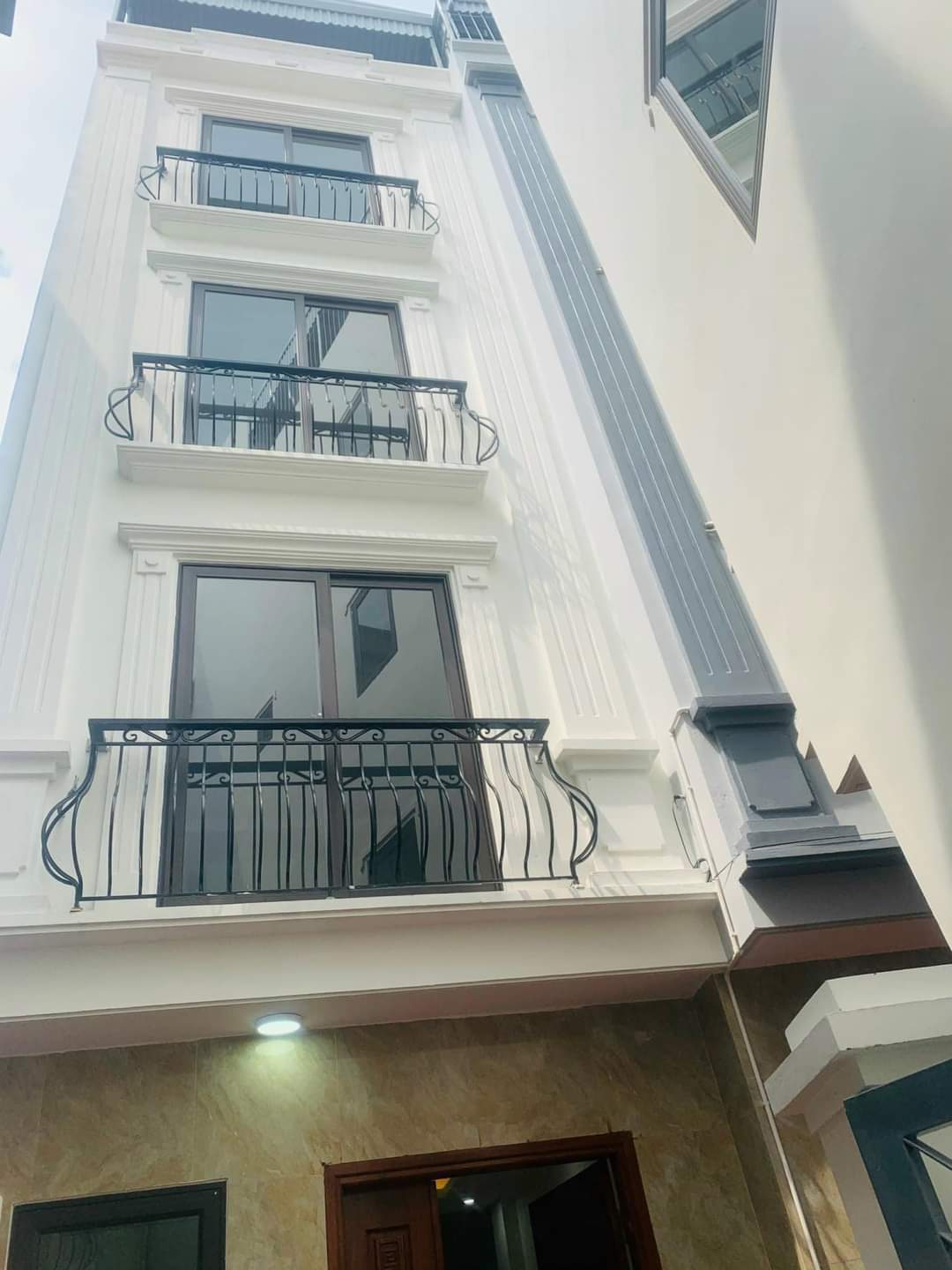 Chủ "Mót" bán nhà Việt Hưng ,Long Biên. 31m2, 5 tầng, MT4,2m.Oto , kinh doanh