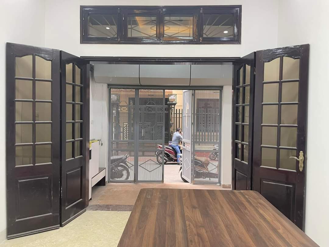 MẶT PHỐ TRẦN QUỐC HOÀN QUẬN CẦU GIẤY, KINH DOANH, ÔTÔ ĐỖ CỬA.