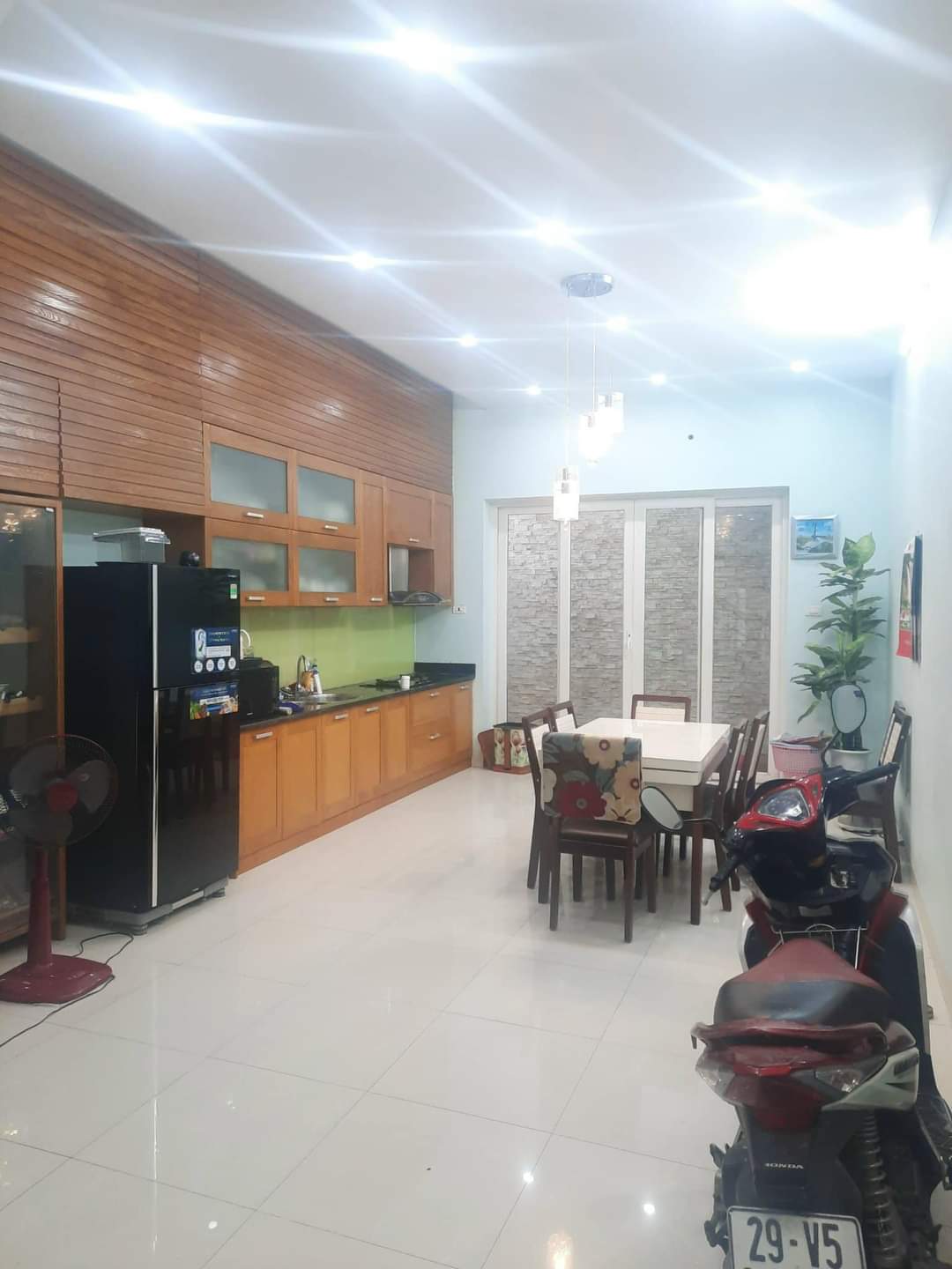 Vỉa hè kinh doanh ô tô đỗ mặt phố Trần Đăng Ninh Hà Đông