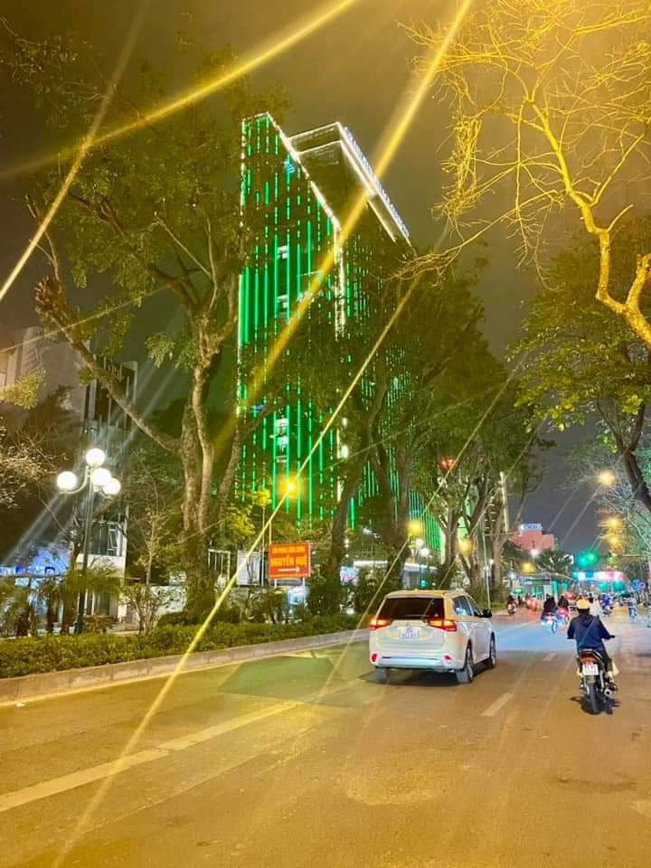 Bán nhà mặt phố Giảng Võ, Đống Đa, tuyến phố Vip, sầm uất.