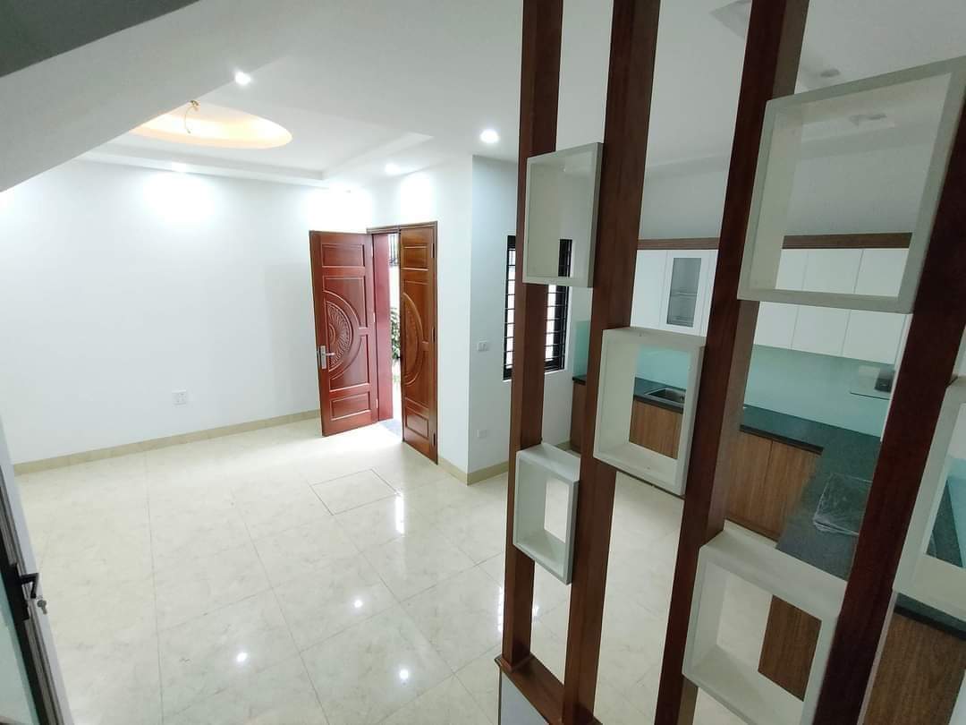 Hoa hậu phố Ngọc Thụy, Long Biên chỉ 3,65tỷ . 5 tầng , MT 3,55m. Oto, kinh doanh