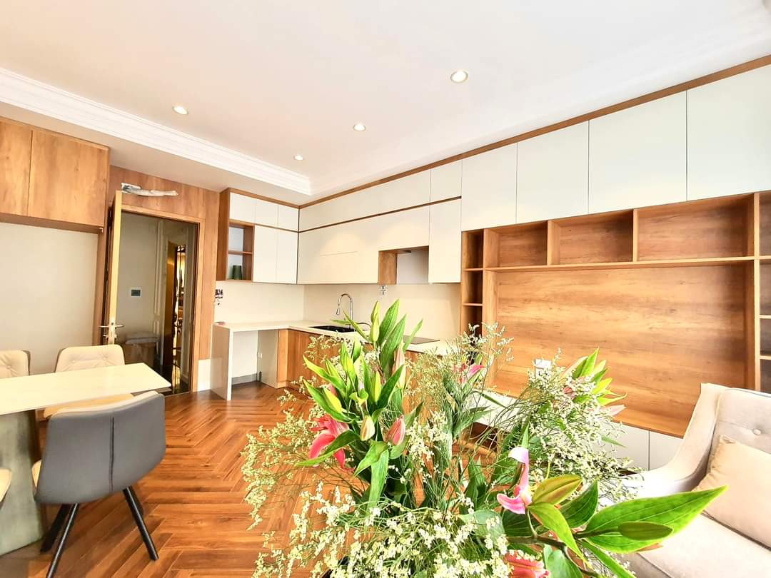 Gara Oto , thang máy Nguyễn Sơn,LB 40m2 , 6tầng, 4.7m MT. Mới kính kooong.Chỉ 8,6 tỷ