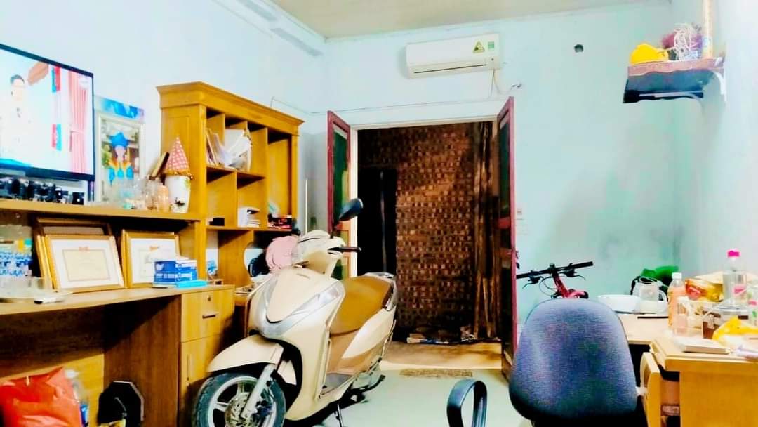 Bán đất tặng nhà Kim Quan,LB. 30m2 , MT 3,2m. Oto đỗ cổng.Giá 2,35 tỷ