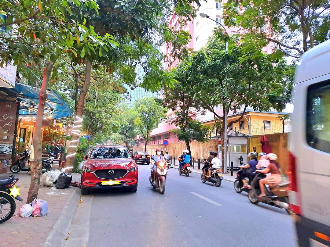 Bán đất. Tặng nhà 4 tầng. Phạm tuấn tài. Tt cầu giấy. Phân lô. Vỉa hè 2 bên. Lô góc. 2 mặt ôtô dừng đỗ. Trước nhà 3 ôtô tránh. Kd sầm uất