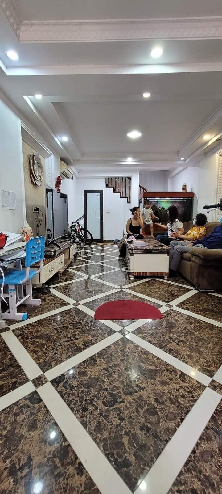 NHÀ ĐẸP CẦN BÁN GẤP 40M2 -5.6Tỷ - HOÀNG MAI