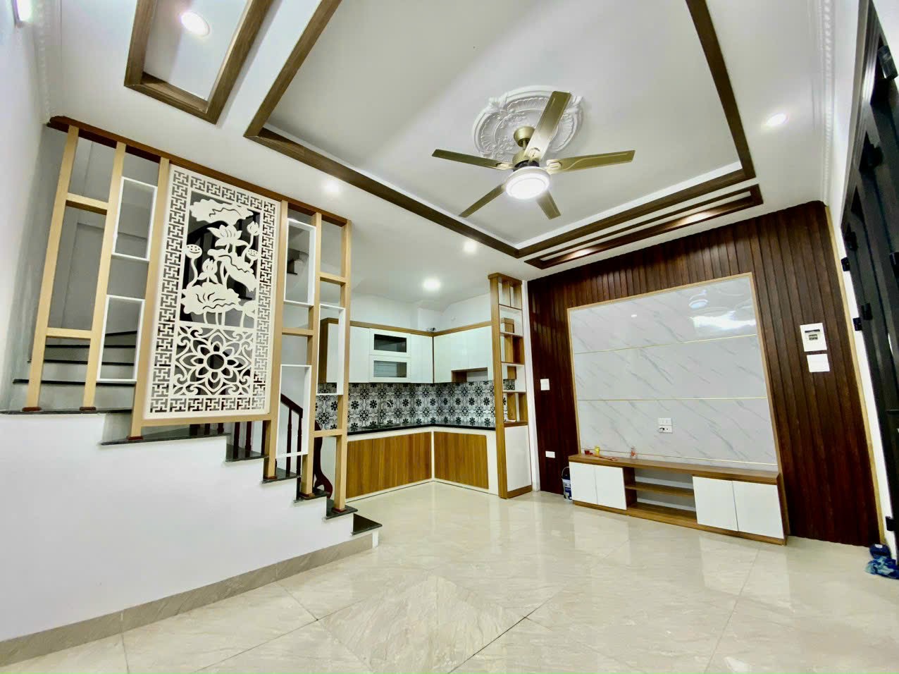 Siêu phẩm ô tô đỗ cửa giá 3.2 tỷ Phố Trạm - Long Biên