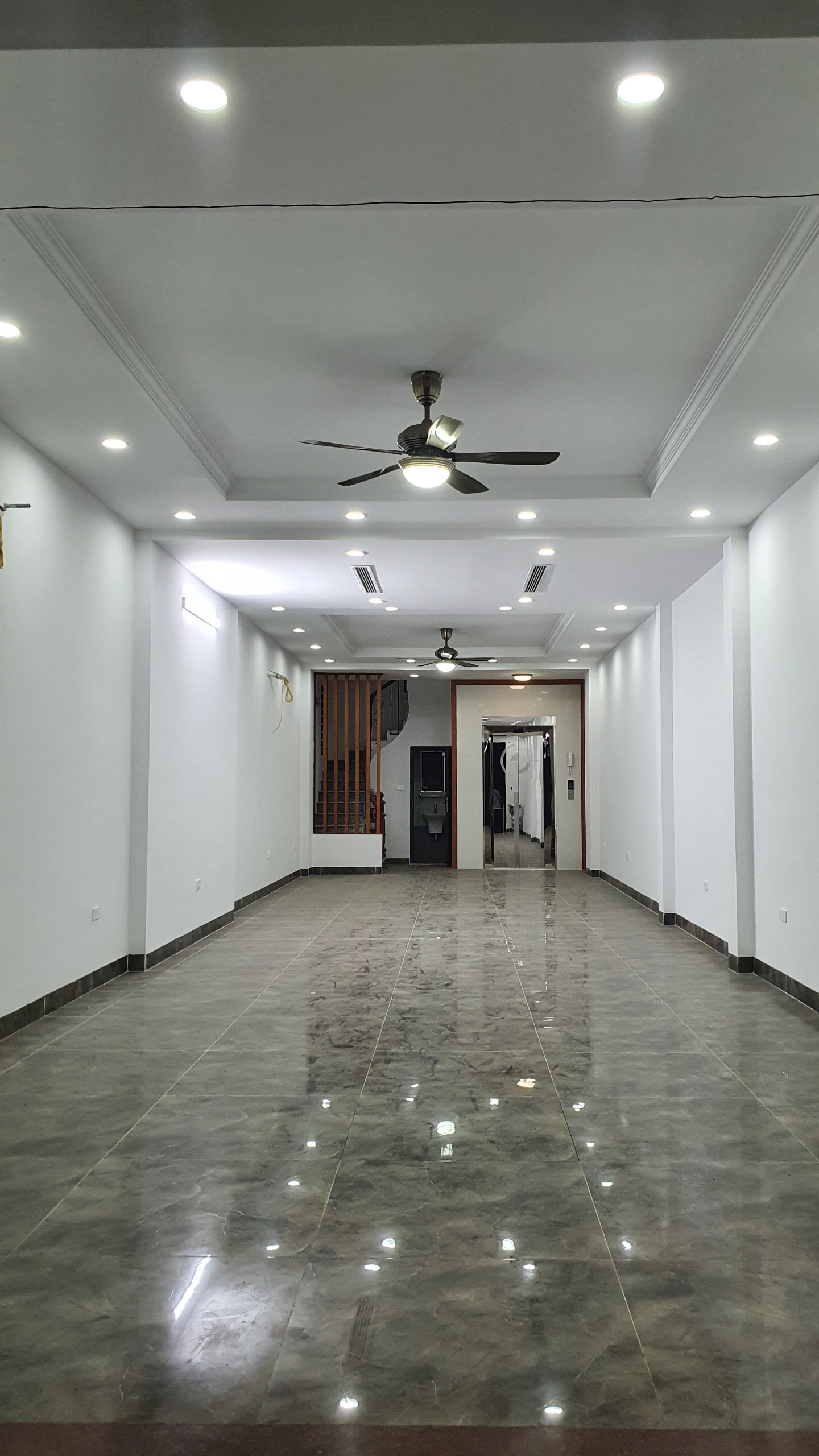 Toà nhà mặt phố Tân Mai, Kim Đồng, Bờ Sông Sét, vỉa hè rộng, 6 tầng thông sàn, 80m2, mặt tiền 4.5m, giá 19 tỷ, Lh: 0903410089