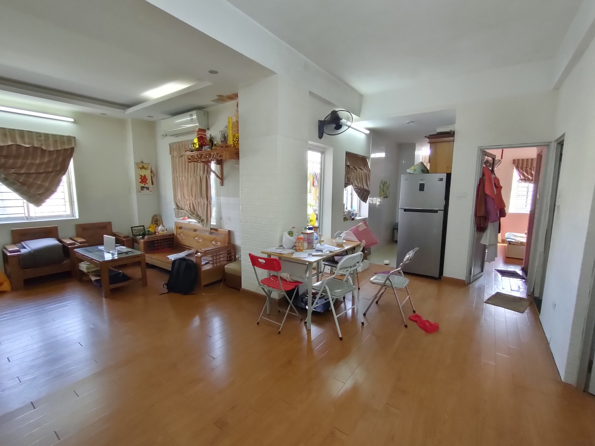 Cần bán gấp căn hộ chung cư trung tâm Cầu Giấy, 80m2, 2 ngủ, lô góc, đẹp lung linh về ở ngay tặng nội thất 2.85 tỷ