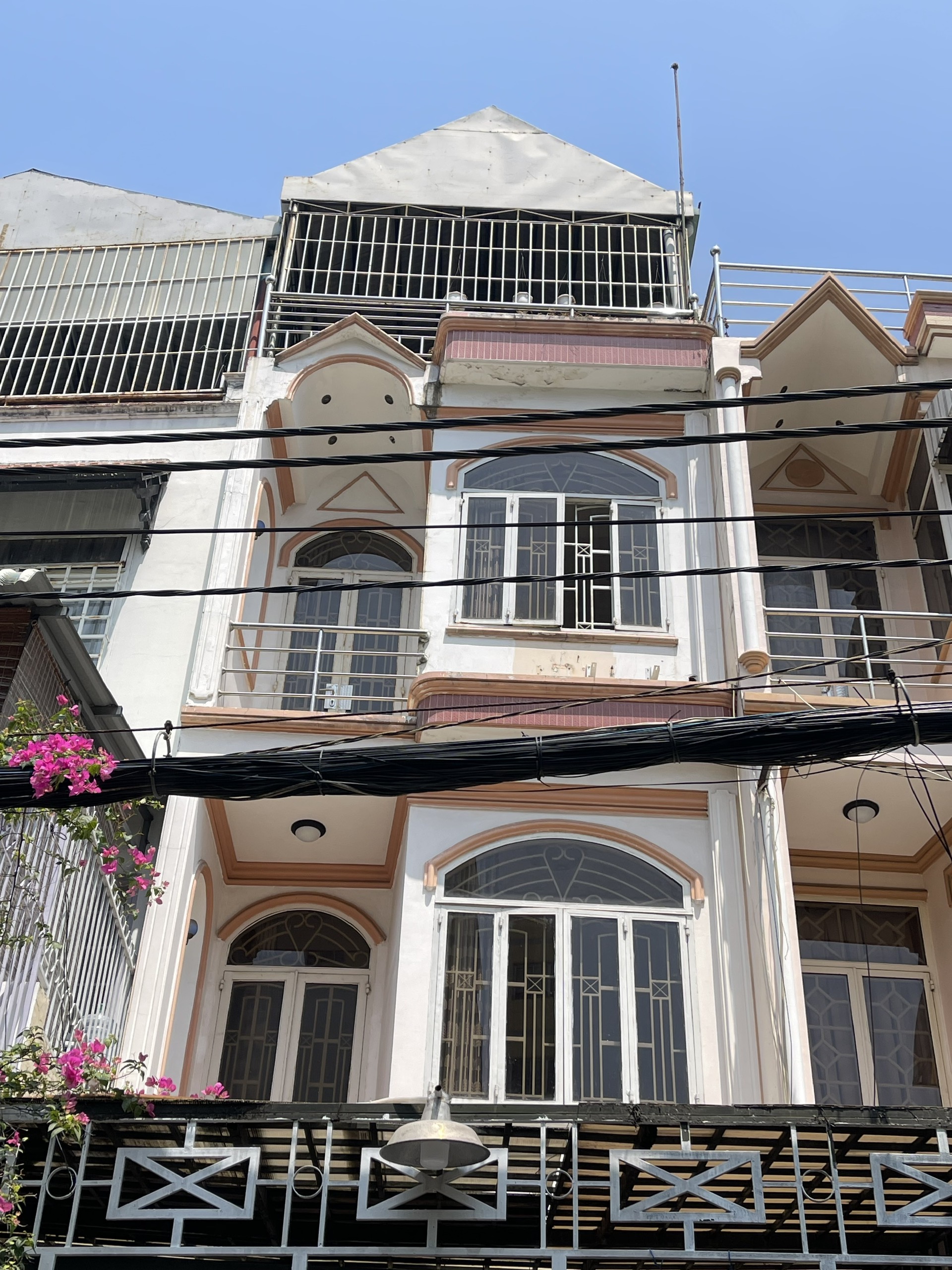 BÁN MẶT TIỀN NGUYỄN THỊ HUỲNH-NGAY SHOWROOM BMW NGUYỄN VĂN TRỖI PHÚ NHUẬN - GẦN 60m2- 4 TẦNG- CHỈ 14 TỶ