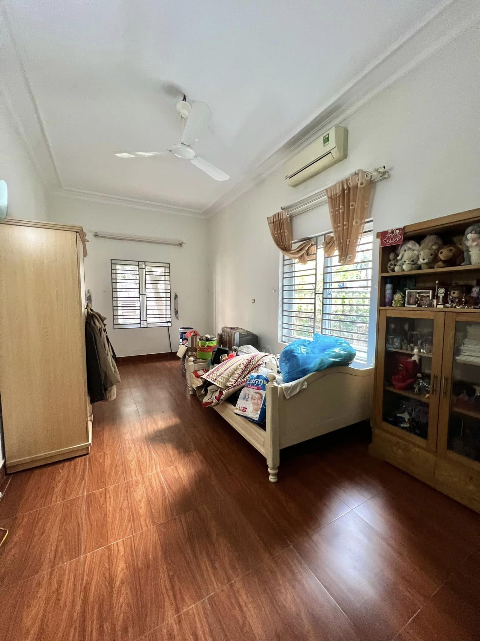 Nhà Thanh Nhàn, ngõ thông, 161m2, mặt tiền 11m, giá 100 triệu/m2