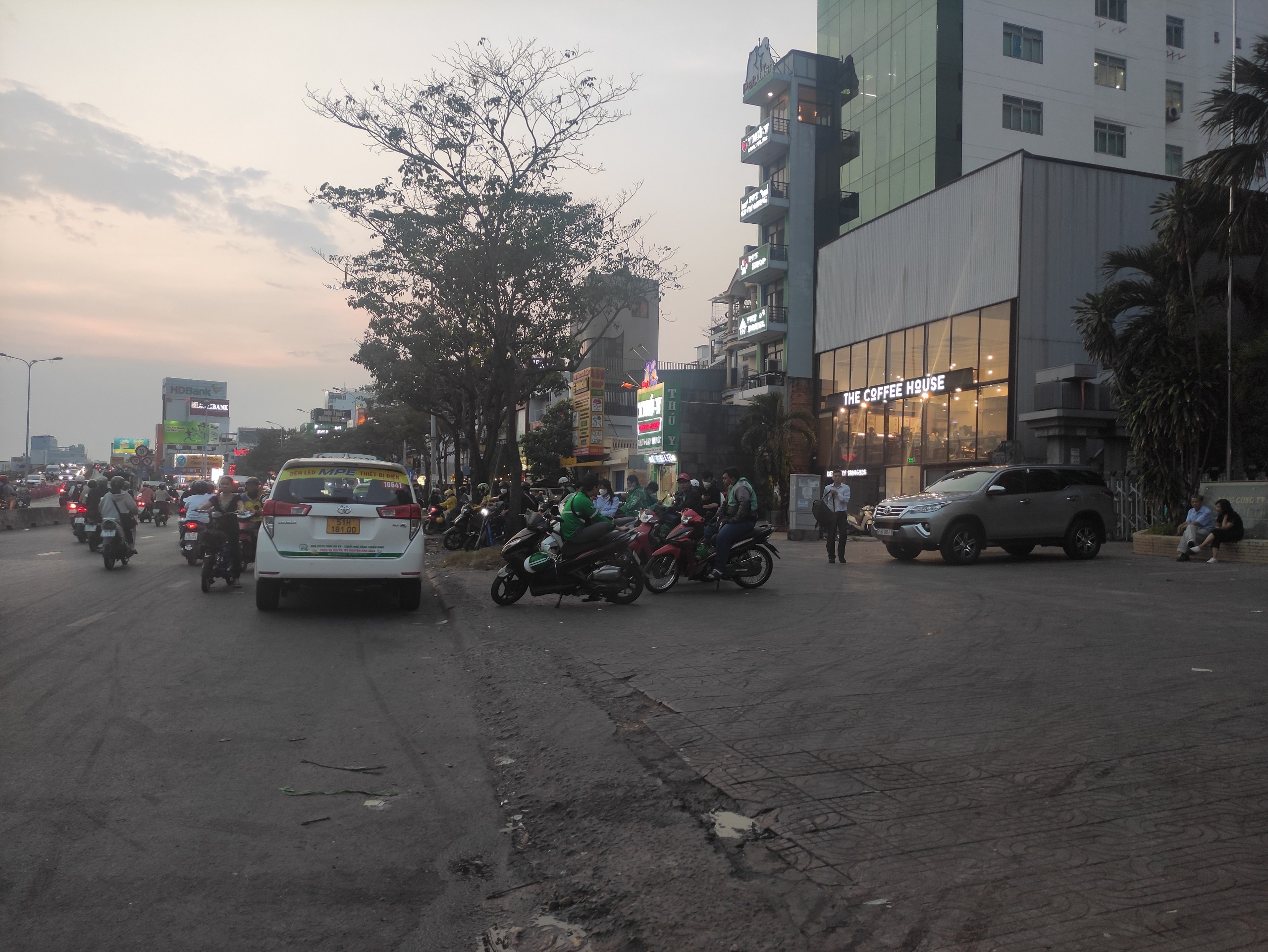 Giảm Hơn 9 Tỷ, Mặt Tiền Điện Biên Phủ, Ngay Hàng Xanh, 91m2 (4.4m X 23m) 4 tầng