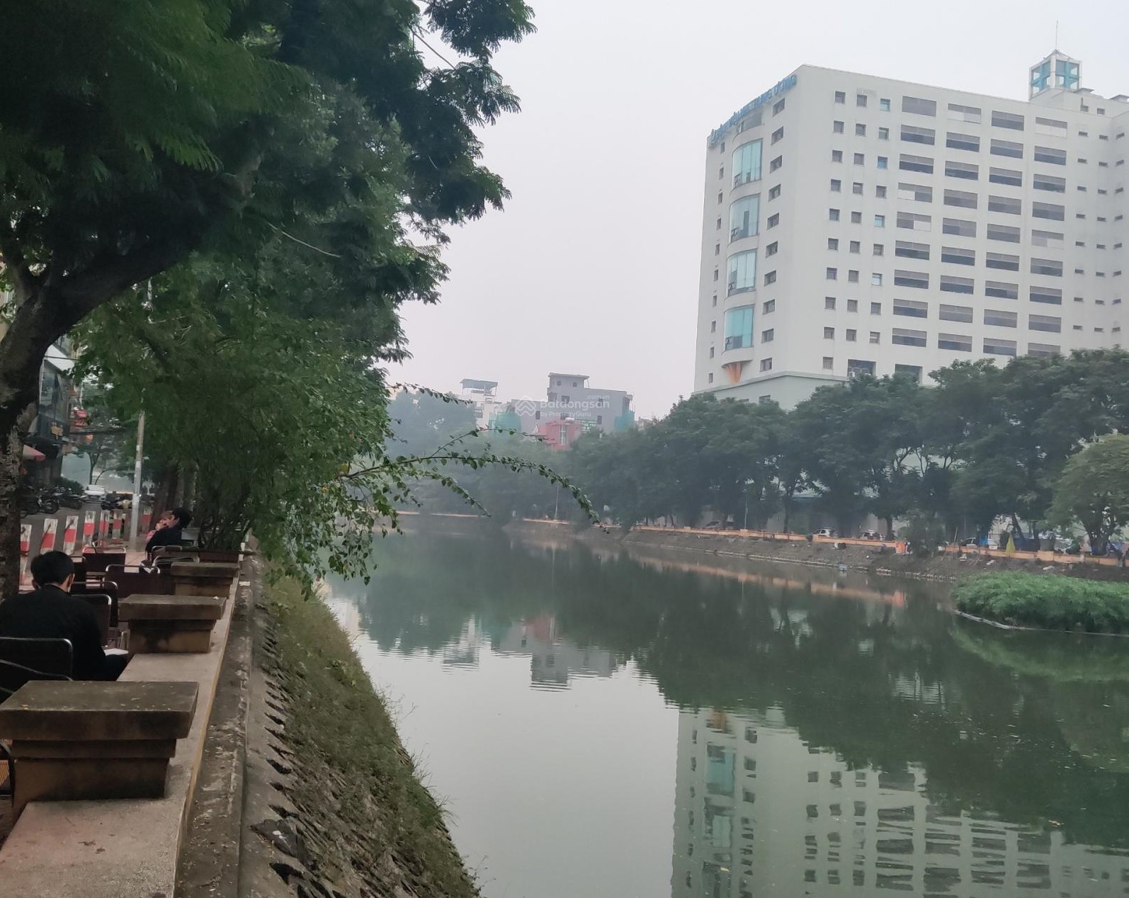 Chủ nhà cần bán gấp nhà phố Chùa Láng nội thất xịn, nhà lô góc 2 mặt thoáng 65m2