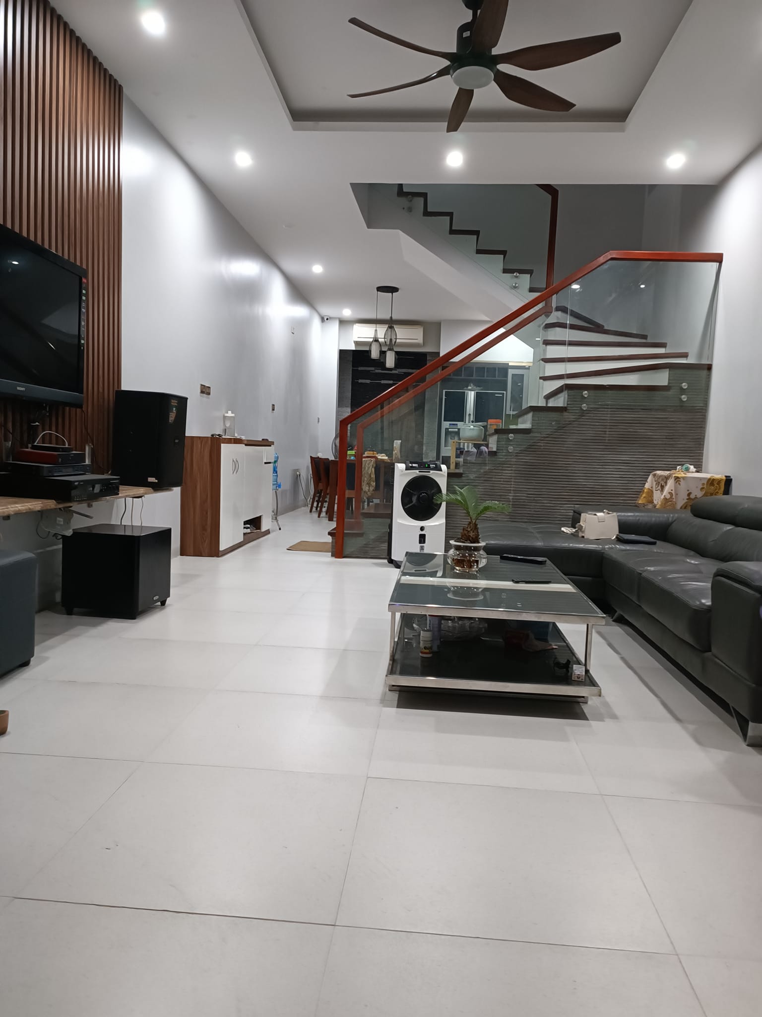 Bán nhà ngõ Lạc Long Quân, quận Tây Hồ, 51m2 x 5 tầng, mặt tiền 5m, vài bước chân ra phố, gần mặt Hồ Tây, ngõ thẳng, thoáng sáng.