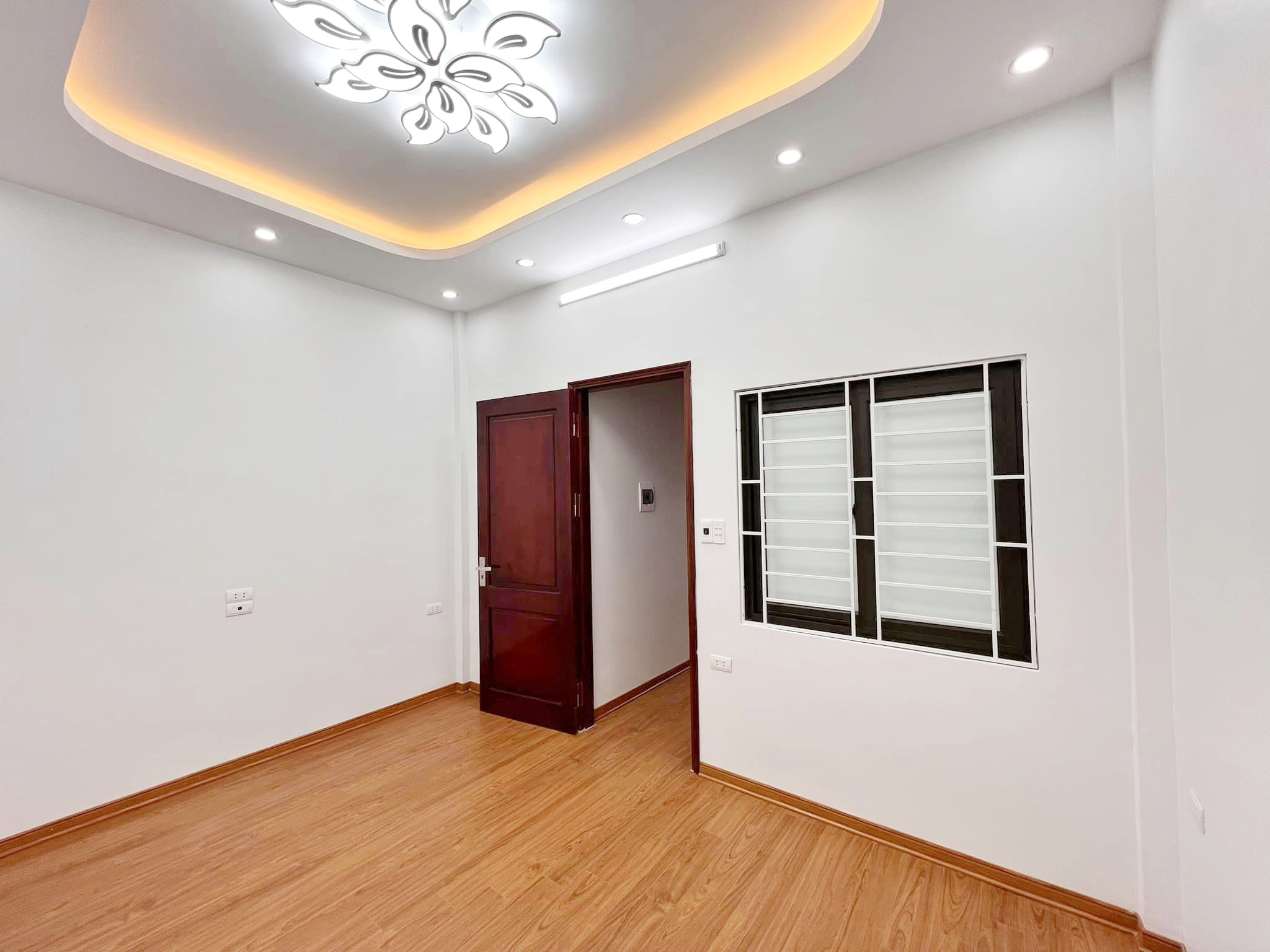 Bán nhà Thái Hà 40m Mới đẹp ở ngay Ô tô vào nhà Giá siêu mềm