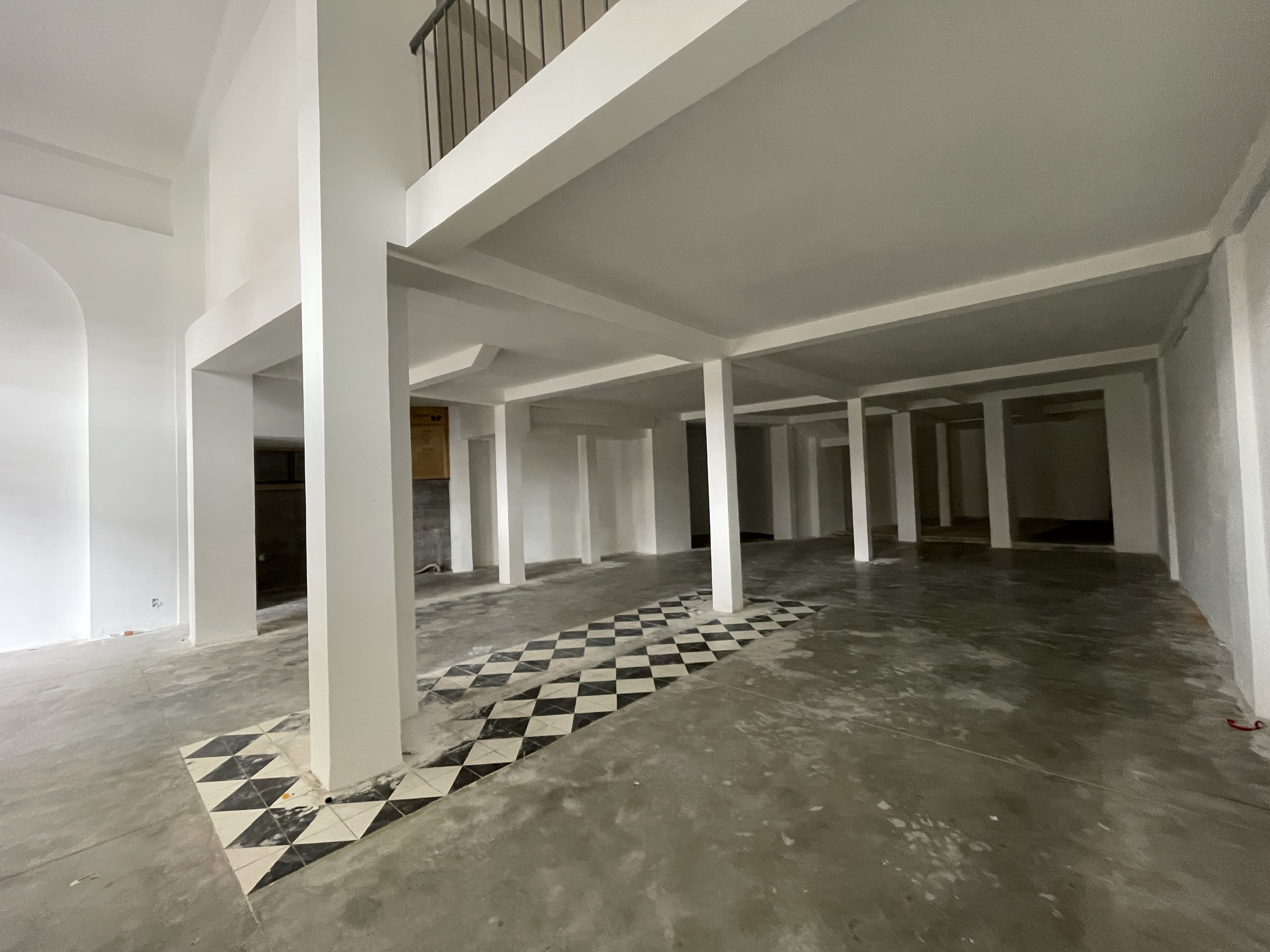 Cho thuê nhà MT Trần Hưng Đạo, Q1, DT 12x17m, 3 tầng, giá chỉ 329 triệu/tháng.