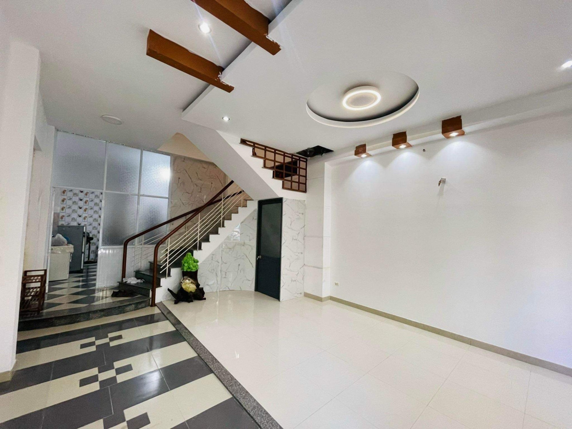 Bán nhà đường Ông Ích Khiêm, Hải Châu, 4 tầng, 75 m2, gần Sông Hàn, ô tô đỗ, chỉ 4,5 tỷ