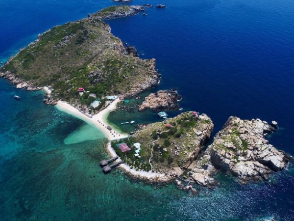 Đảo Yến Hòn Nội nằm cách bờ biển của thành phố Nha Trang khoảng 20km dao-yen-hon-noi-nha-trang-1