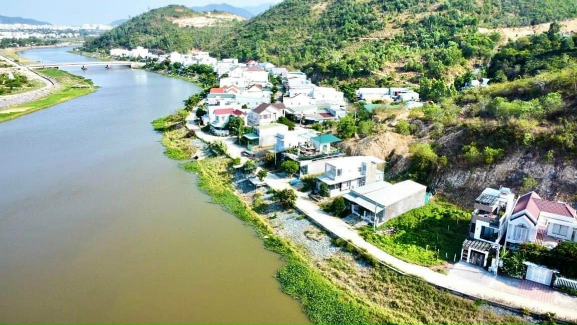 Bán gấp lô đất TĐC View sông Thuỷ Tú, Vĩnh Thái - TP Nha Trang phù hợp ở và đầu tư giá ngợp chỉ 2 tỷ x.