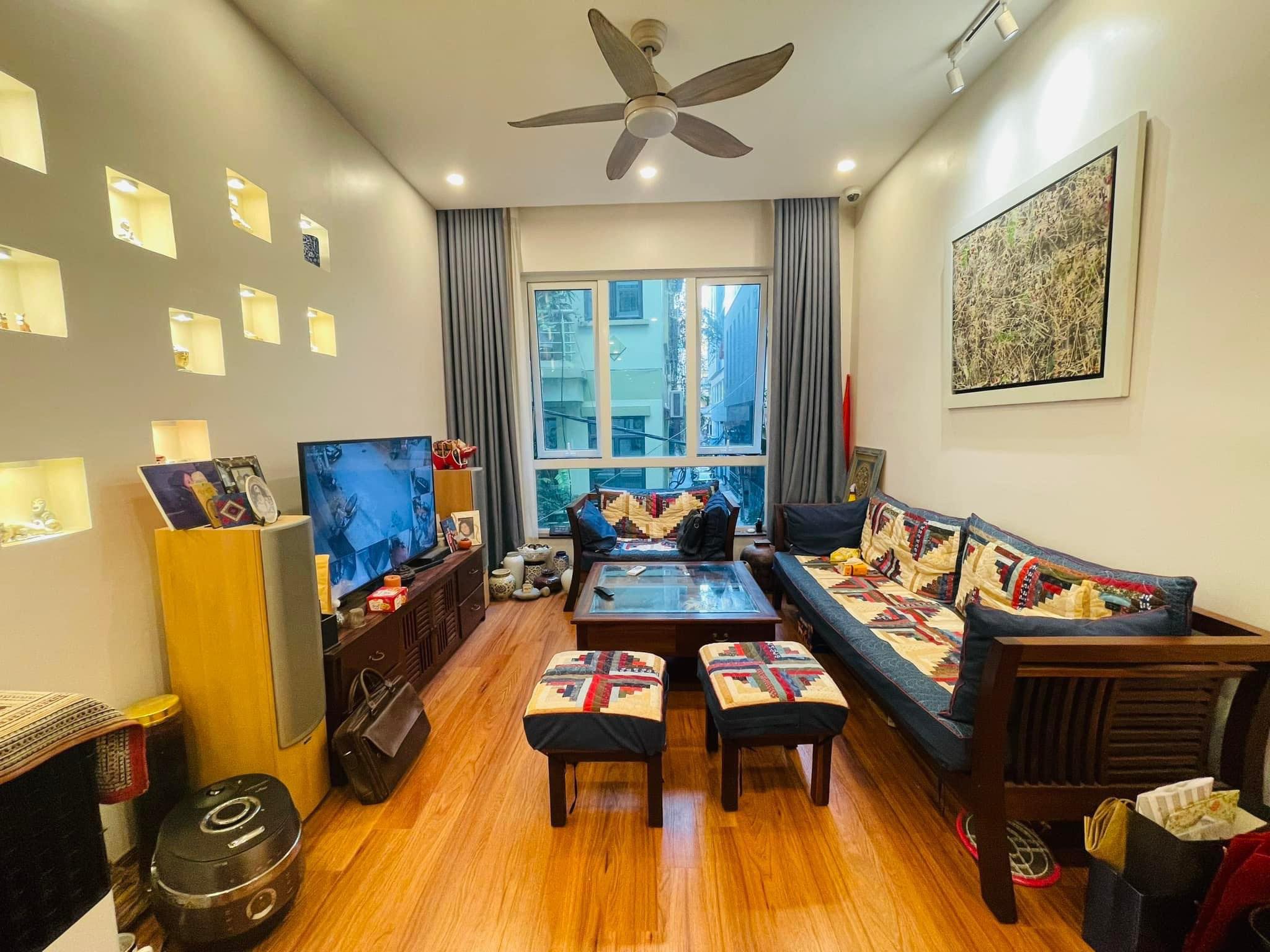 Bán nhà Hoàng Cầu ngõ vip kinh doanh sầm uất , phân lô , ô tô đỗ cửa