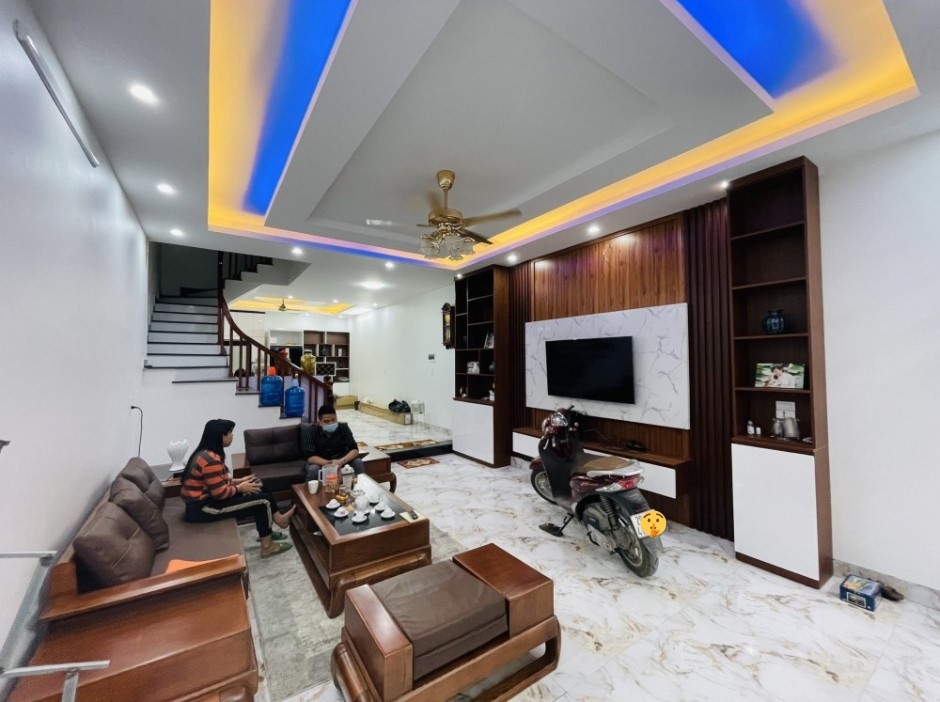 Bán nhà Hoàng Ngân mới kính koong, vài bước ra Ô Tô, DT58m2, giá 4tỷ 4.