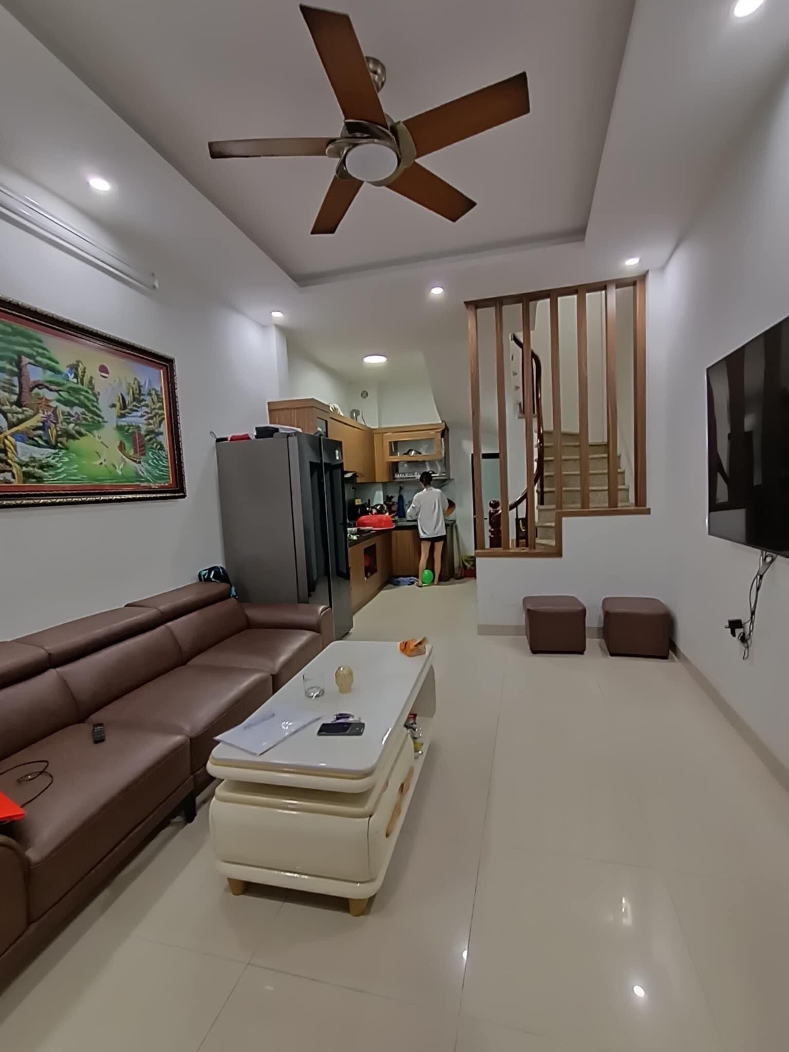 Bán Nhà Đẹp Vũ Trọng Phụng, Thanh Xuân Hàng Xóm Royal City, DT 43m² x 5 Tầng, Gần Phố ở Ngay, Chỉ 4.8 Tỷ.