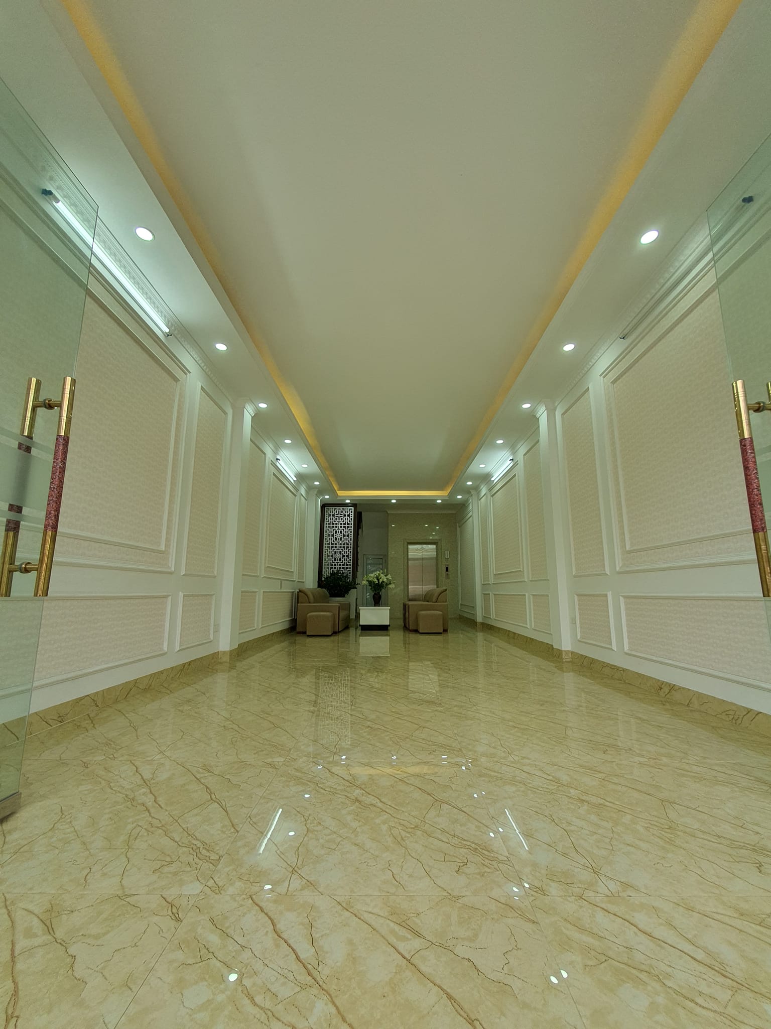 Bán nhà mặt đường Minh Khai 8 tầng thang máy làm văn phòng giá 50 tỷ