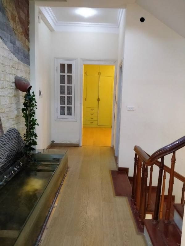 Cho thuê nhà riêng phố Đội Cấn, DT 80m2 x 5 tầng, MT 5.5m oto vào nhà,VP, kdoanh sạch sẽ giá 30tr