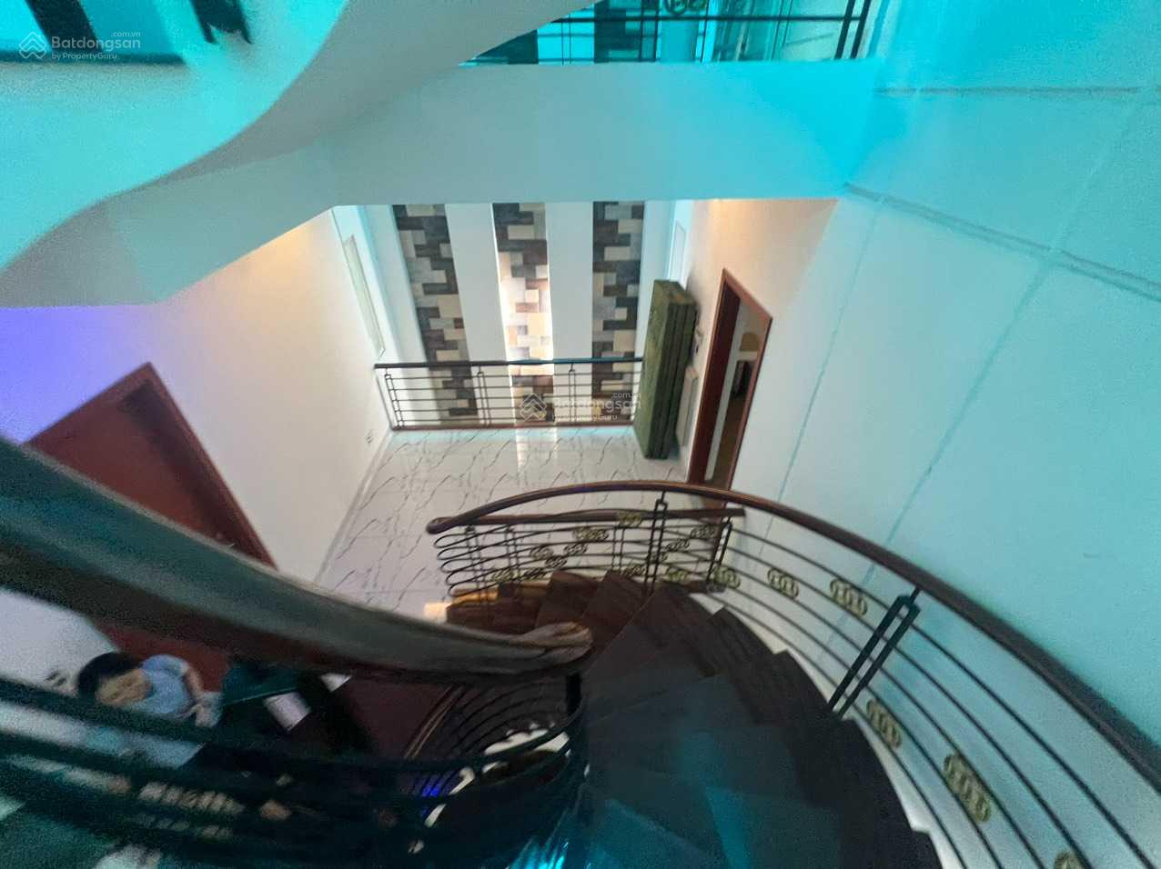 Tôi cần bán gấp căn biệt thự có thang máy riêng chỉ 22 tỷ 1 trệt 3 lầu, LH gấp. LH 0902 534 990.