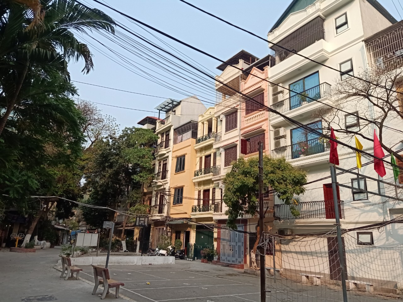 Bán Căn Hộ Tập Thể Lô Góc Tầng 2 Phố Pháo Đài Láng, 3 Ngủ, 2WC Trung Tâm Gần Các trường ĐH