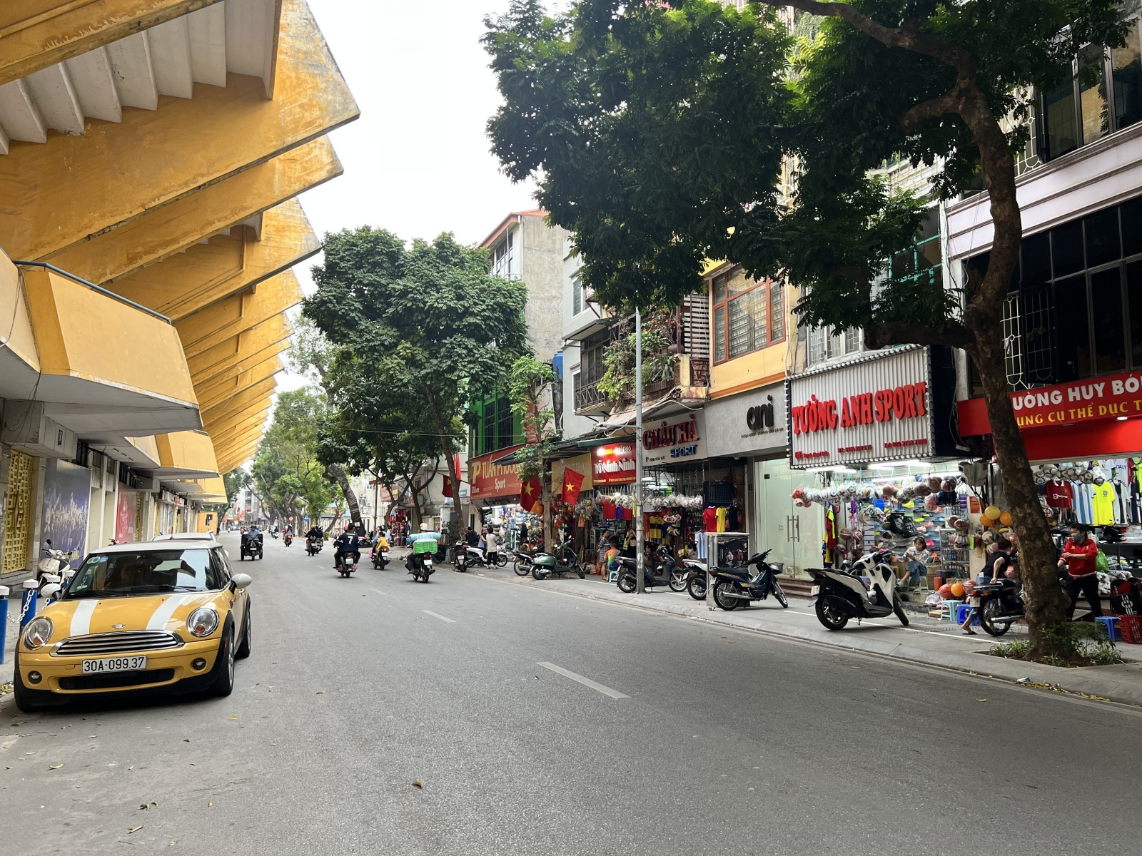 Nhà mặt phố Trịnh Hoài Đức, view SVĐ Hàng Đẫy, 45m x 5T, 20 tỷ.