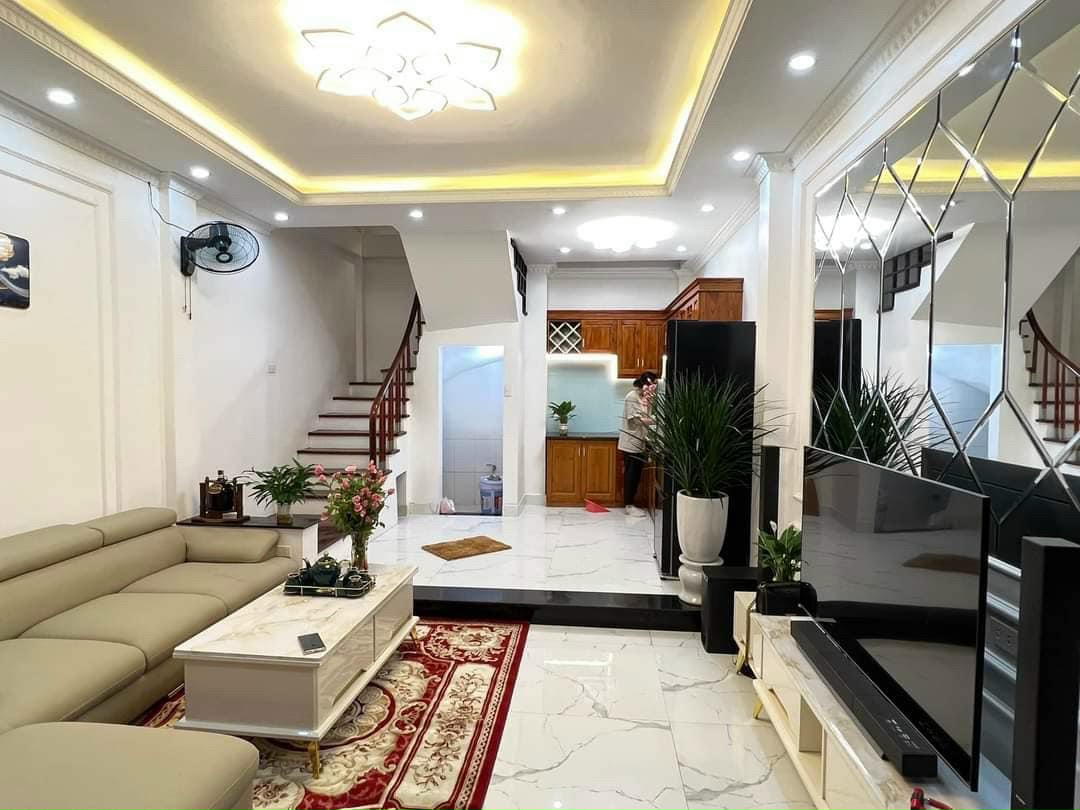 Bán nhà 5 tầng phố Bát Khối, Long Biên, full nội thất, 2.7 tỷ, ô tô đỗ cửa