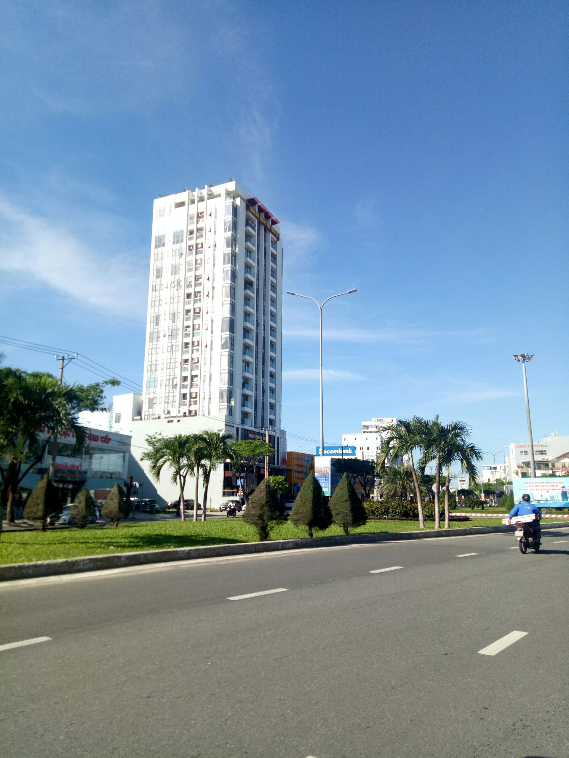 Nhà mặt tiền có tầng hầm Nguyễn Hữu Thọ – 35 tr/th