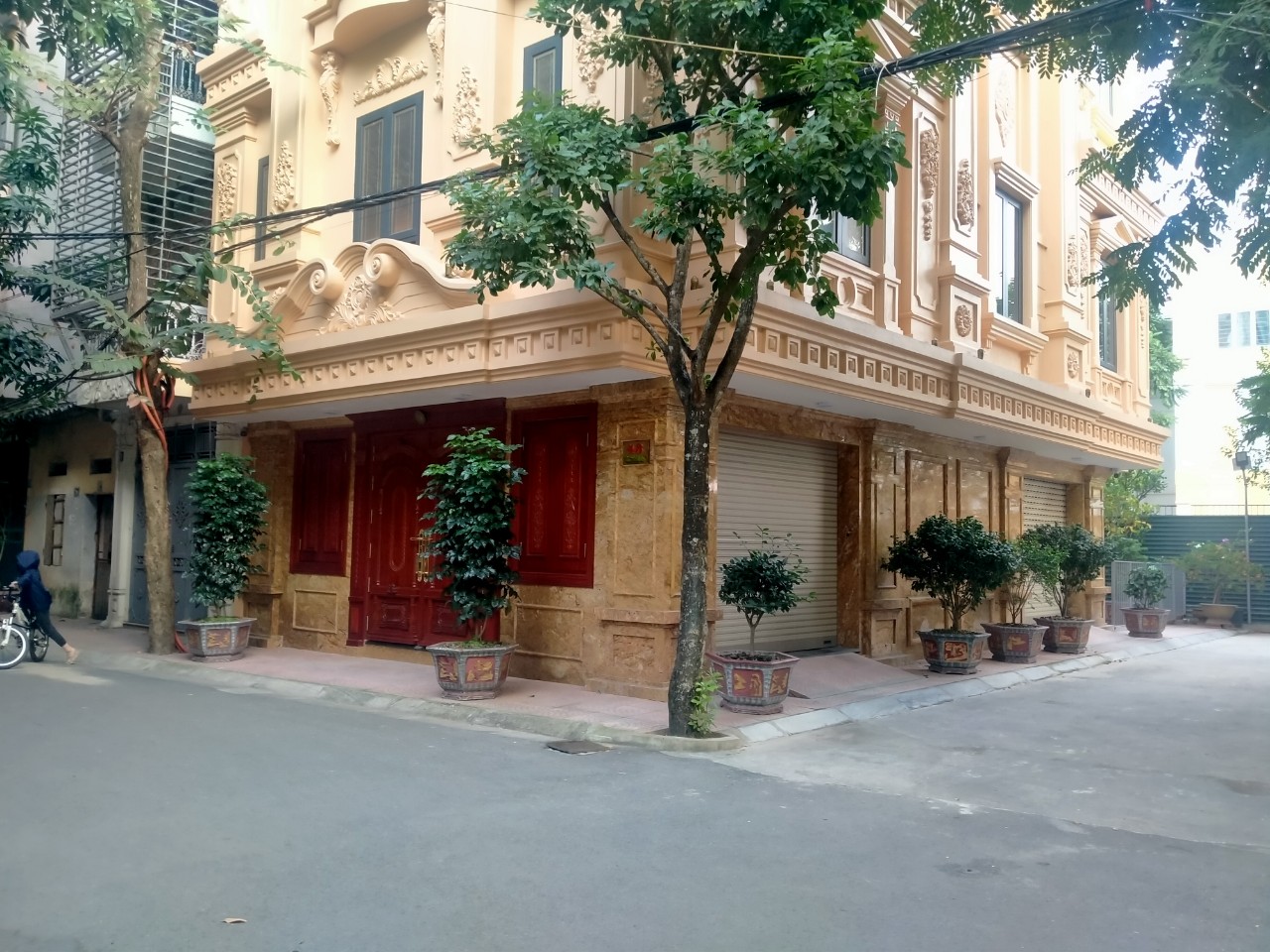 Bán nhà Khu Phân Lô ngõ 28 Xuân La. Dt 61m2 x 4,5t. Lô góc. vỉa hè 5m. Giá 15,5 tỷ.