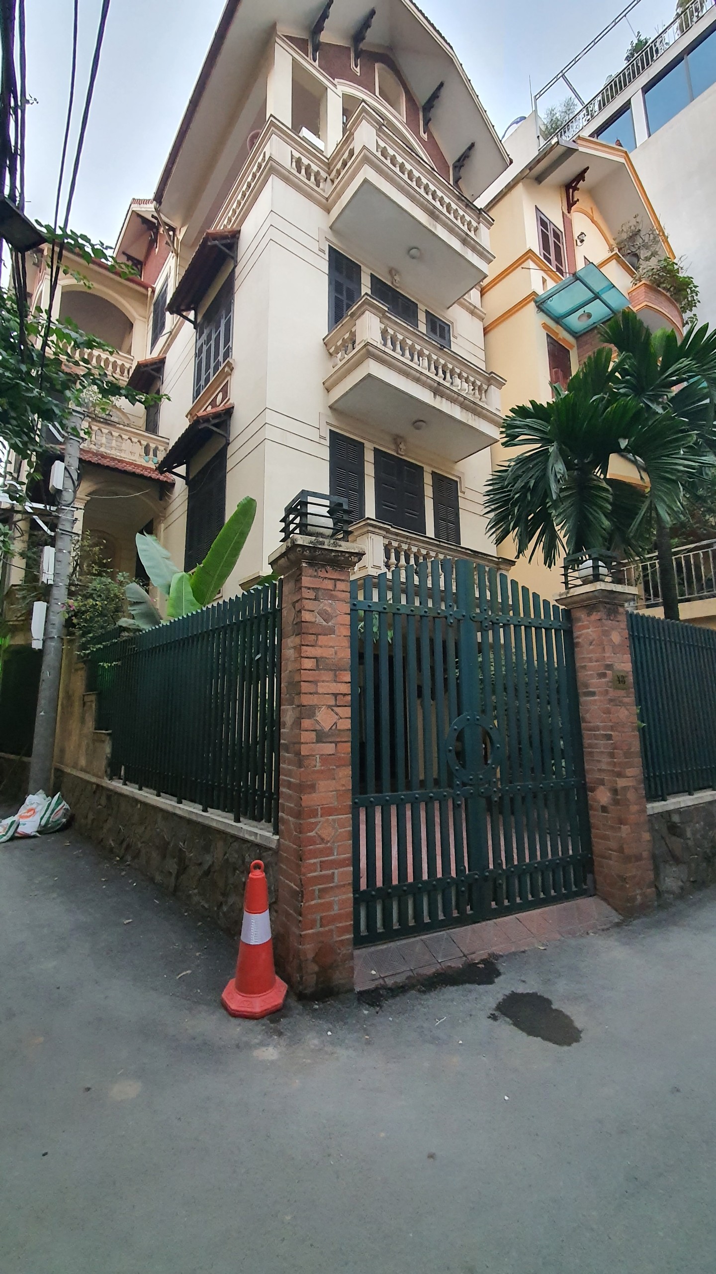 Bán nhà mặt phố Võng Thị, Tây Hồ. Dt 107m2, 5T, MT 18m, 22Ty. Lô góc, Giá tốt, Ở sướng, Gần Hồ Tây