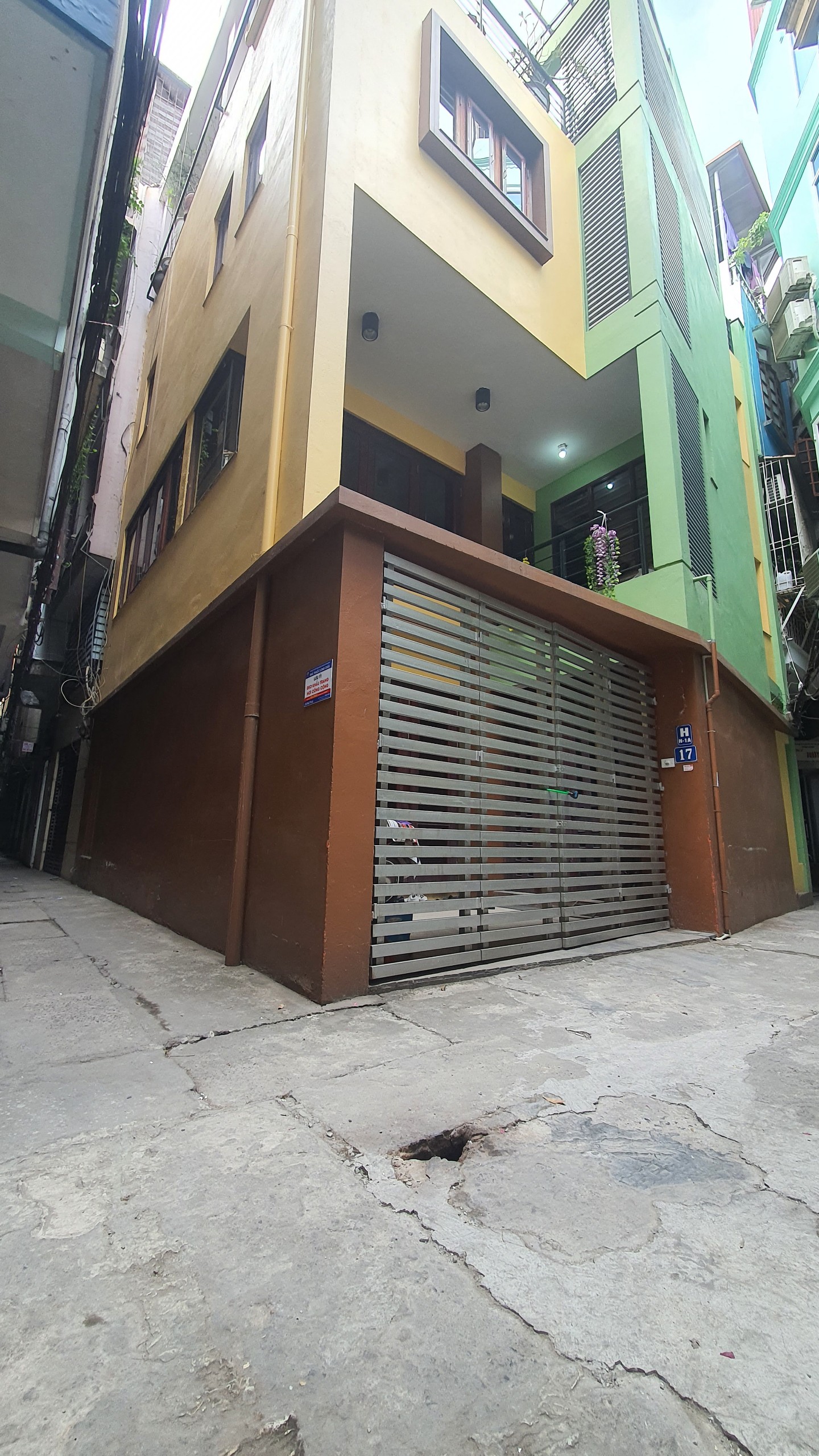 Bán nhà Tây Hồ, mặt ngõ Thuỵ Khuê kinh doanh cực tốt. Dt 55m2, 4T, MT 5,5m, 8.6 Tỷ. Lô góc 3 thoáng, Sổ đỏ, Ô tô vào