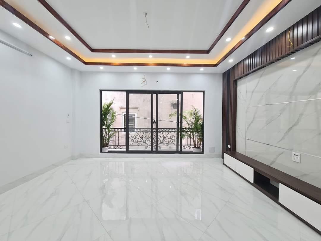 Bán nhà Kim Đồng, 50m x 5T x 5.8 tỷ, Ô TÔ - GẦN PHỐ