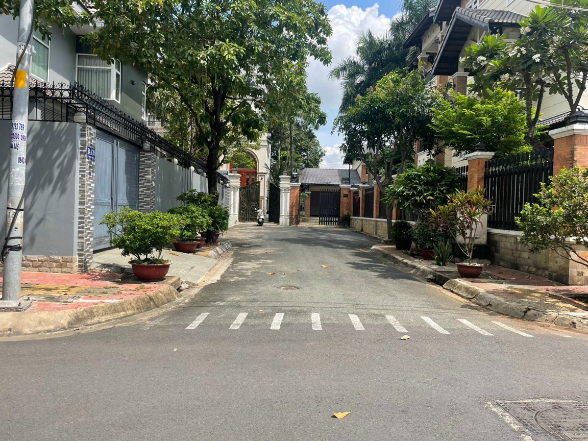 Villa Sân Vườn - căn góc 2 mặt tiền khu Compound, Thảo Điền, Quận 2.