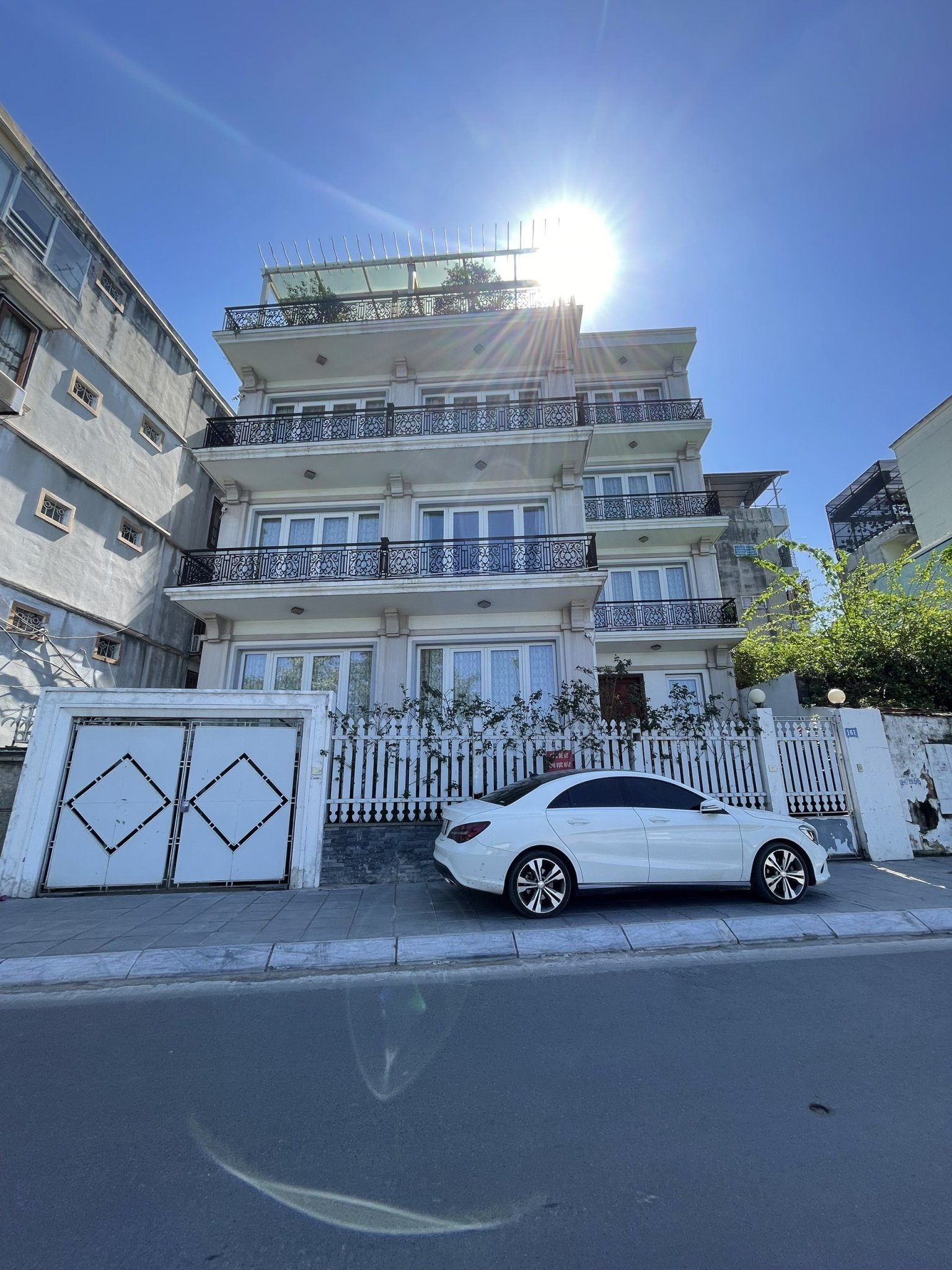 Bán mặt phố quận Đống Đa, Chủ nhà cần bán gấp nhà Mặt hồ Hồ Ba Mẫu, 240m2, 4 tầng, mặt tiền 8m, 63 tỷ, sổ vuông