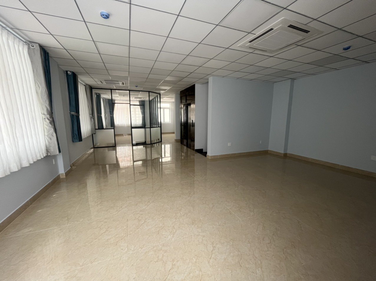 Cho thuê biệt thự Him Lam,P Tân Hưng,Q7: DT: 10x20m, Hầm,trệt+3 Lầu, nhà trống,có thang máy. 105 triệu/tháng