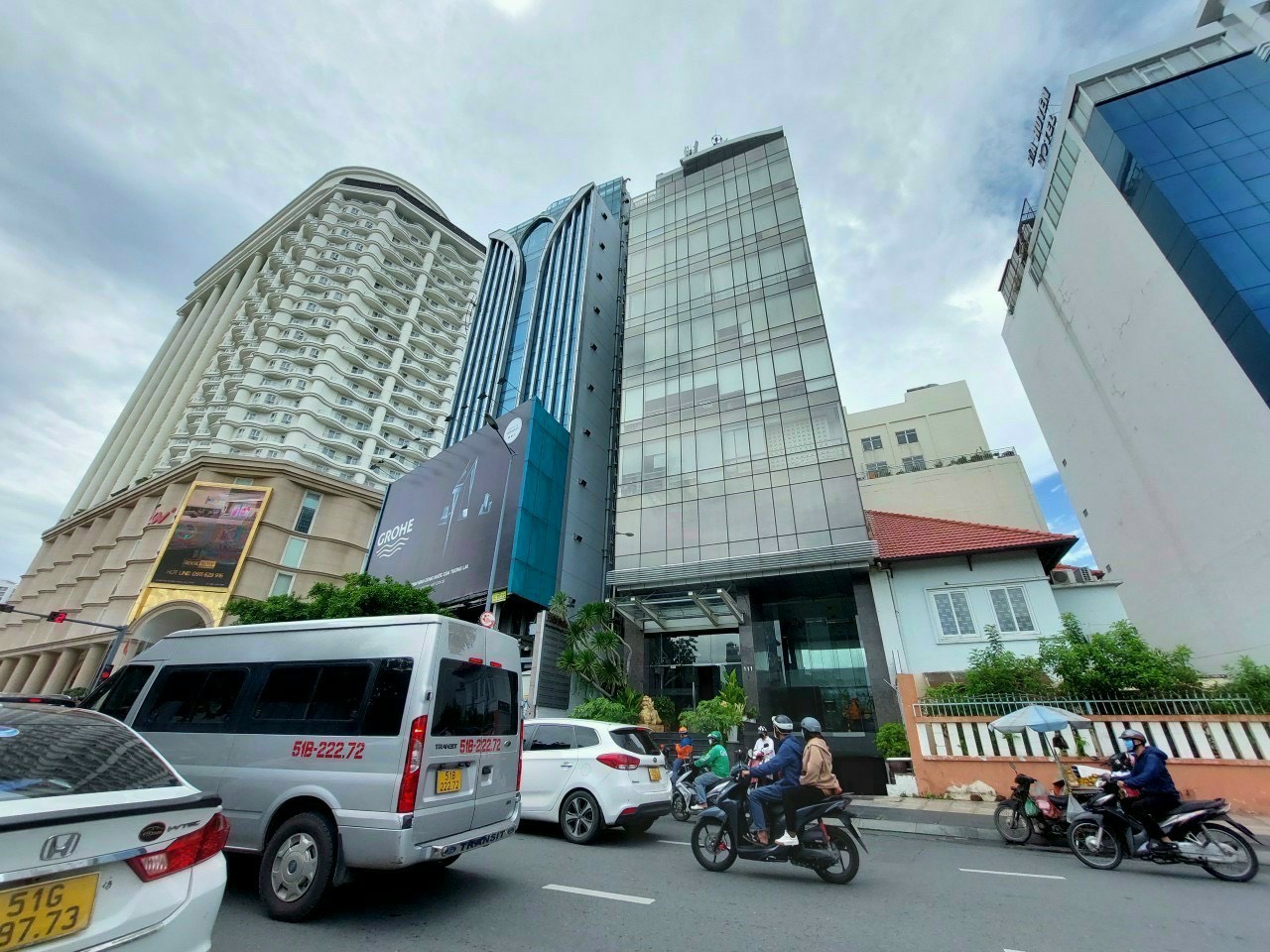 Hạ giá 6 tỷ bán gấp nhà 2MT Nguyễn Hiến Lê, Phường 13, Quận Tân Bình, 5 x 15m hầm 4 lầu,gía 19 tỷ