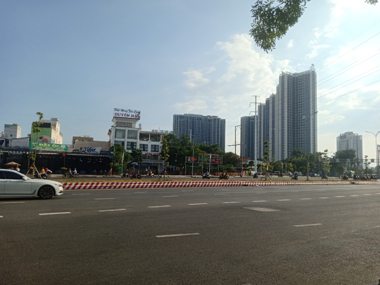 Bán Gấp đất nền thổ cư Nằm Mặt Tiền Đại Lộ Nguyễn Văn Linh p Tân THuận Tây Q7.DT:12,5x32.Hướng Nam .Giá: 45 tỷ. LH: