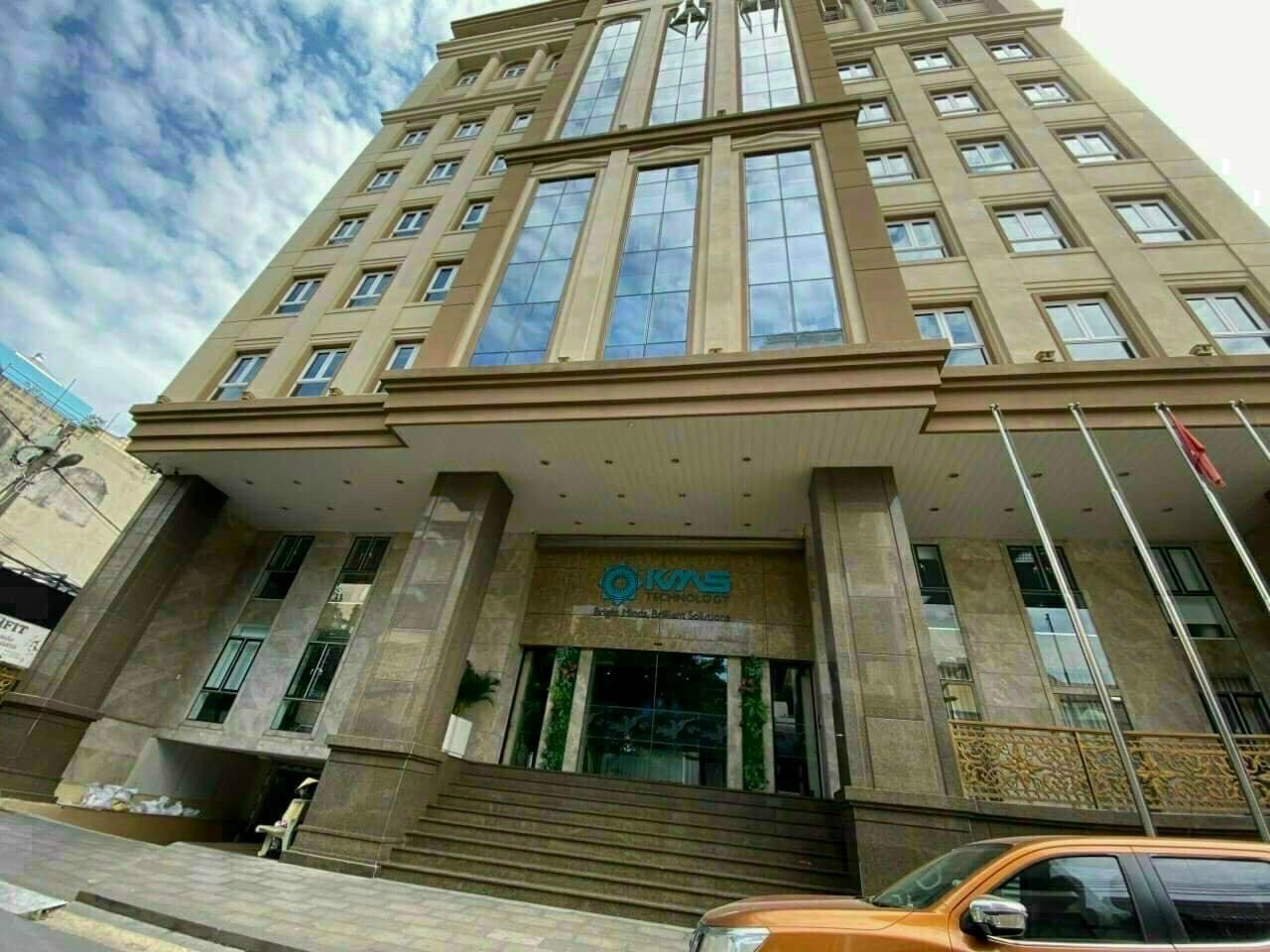 Bán Tòa Nhà đường Cao Thắng, P.3, Q.3, Dt: 10x40m, 400m2, 2 hầm, 12 lầu, 330 Tỷ.