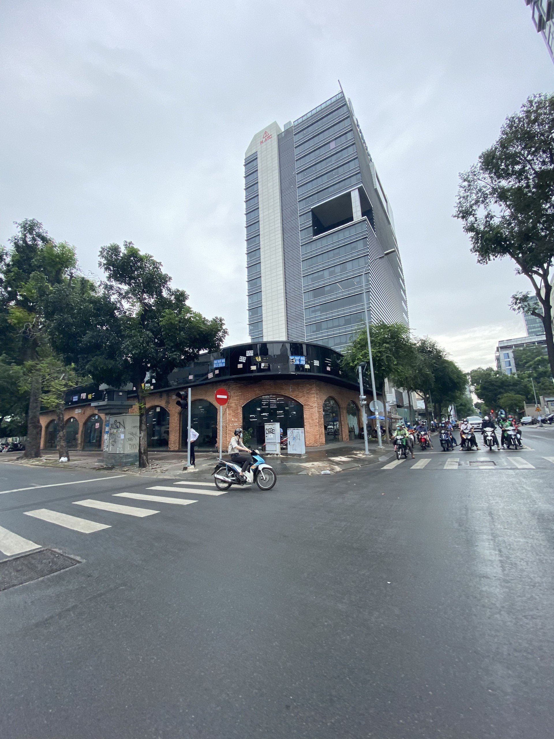 Bán nhà đường Võ Thị Sáu, P.7, Q.3, Dt: 20x20m, 400m2, Trệt , lầu, 240 Tỷ.