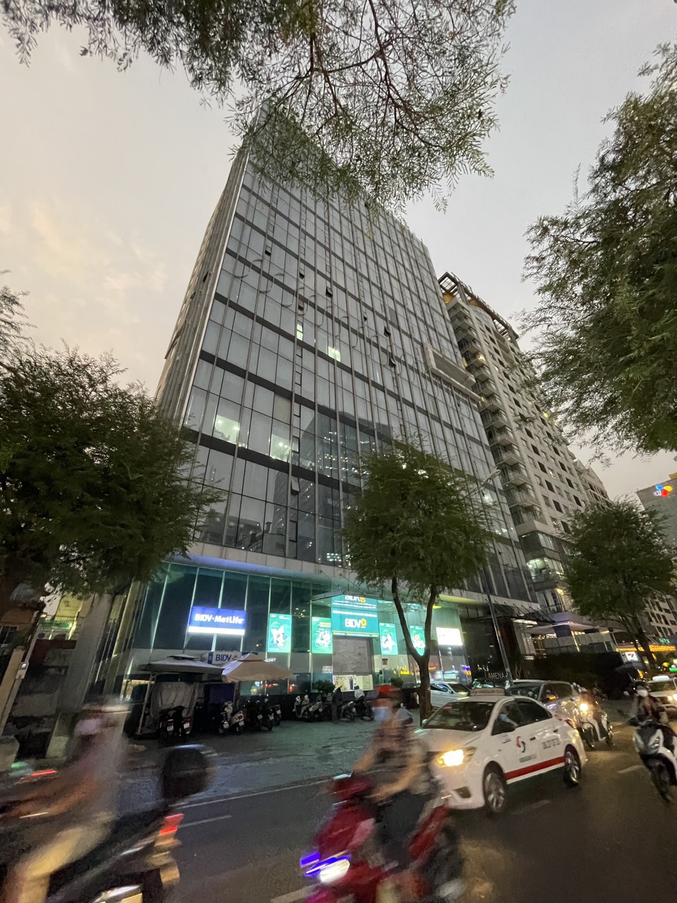 Bán Tòa Nhà đường Võ Văn Tần, P.Võ Thị Sáu, Q.3, Dt: 9x26m, 234m2, hầm trệt lửng 8 lầu, 280 Tỷ.